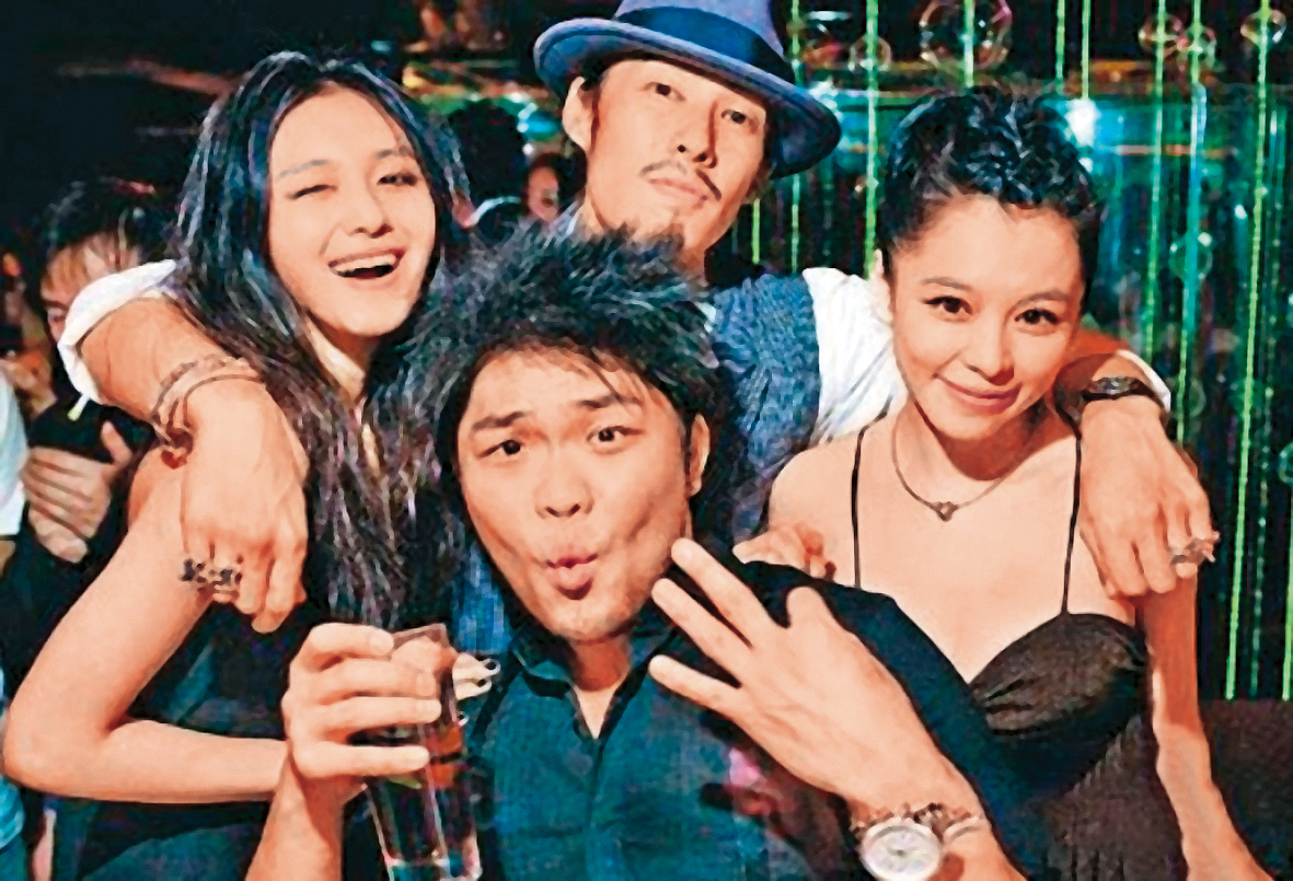 被形容成有「緋聞體質」的吳建豪（右二）曾與徐若瑄（右一）、大S（左一）都傳過花邊新聞。左二為李哲玖。（翻攝自吳建豪IG）