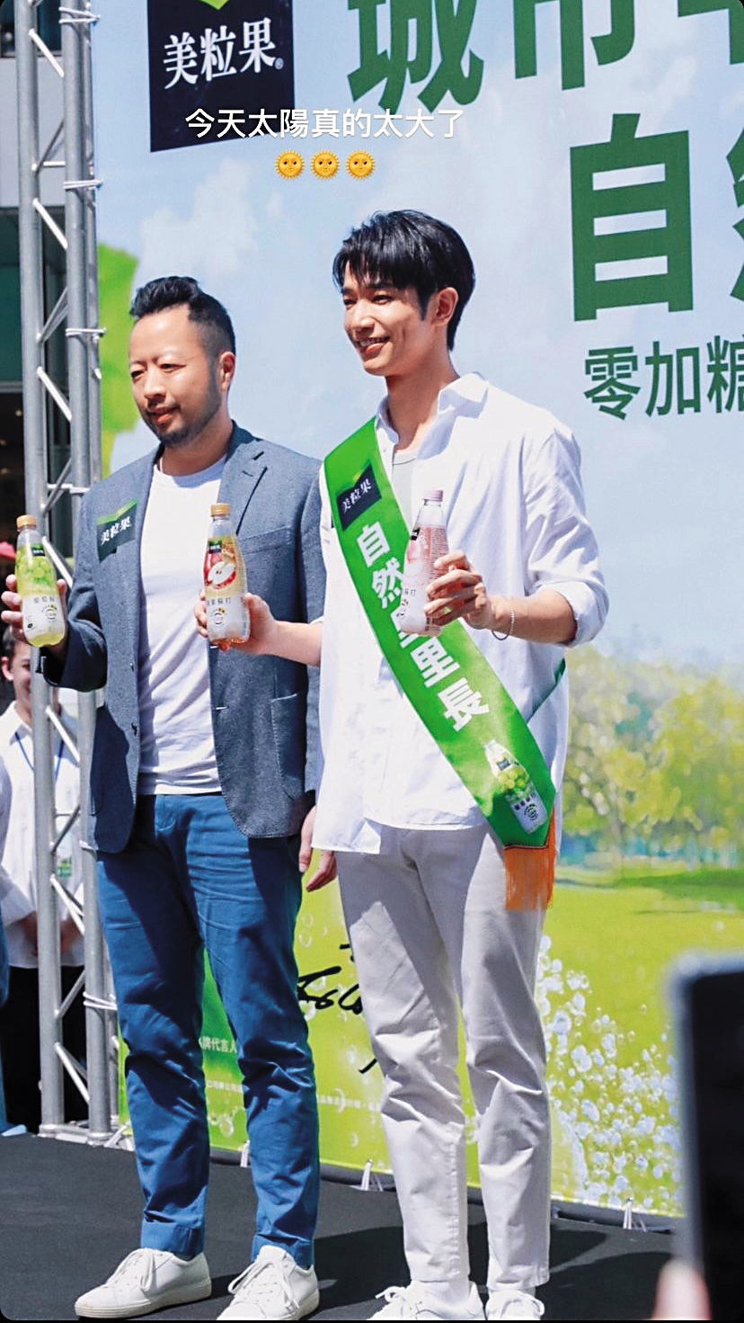 借問劉以豪(右)里長服務區在哪,小編立刻遷戶籍!(翻攝自劉以豪IG)