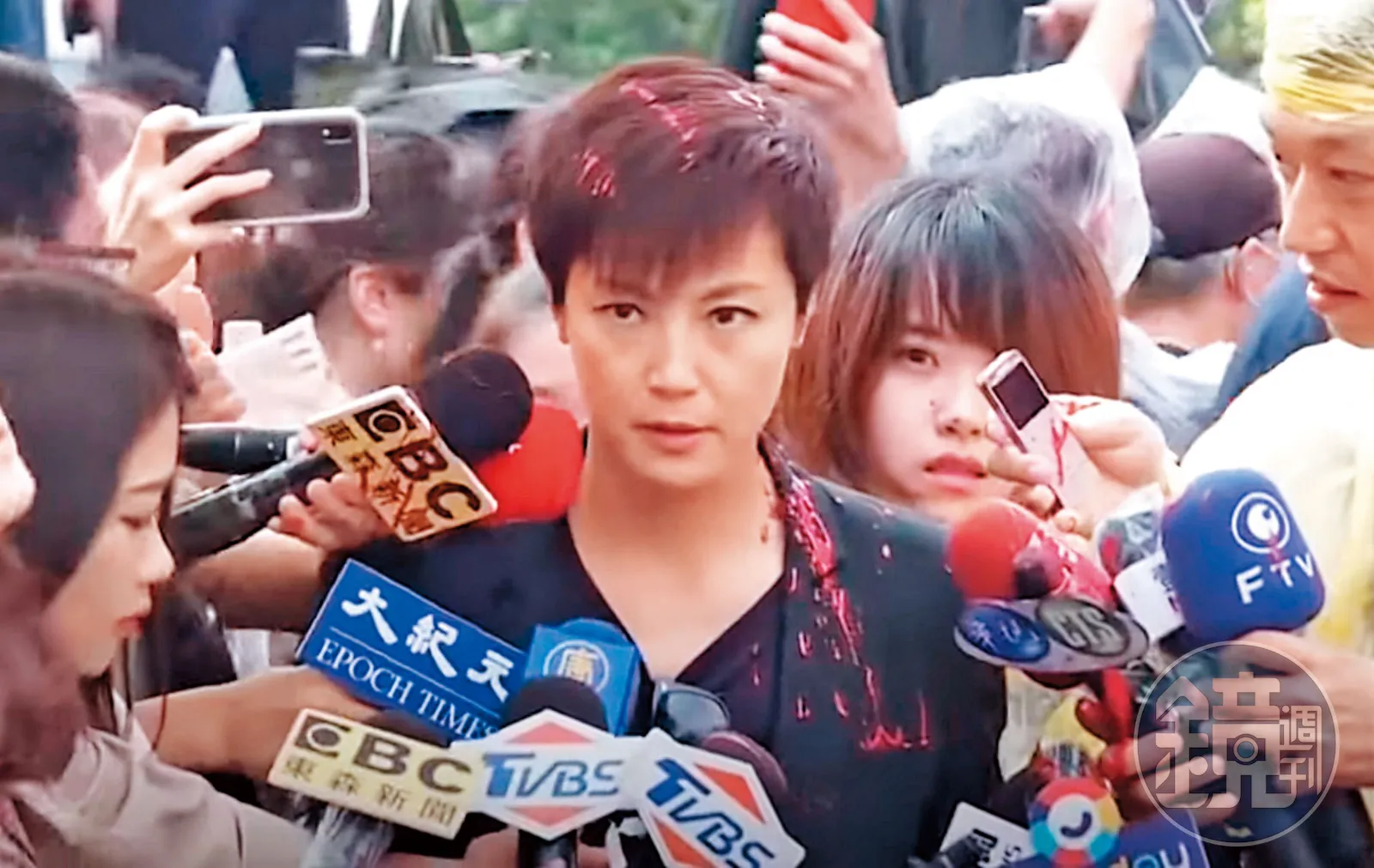 香港歌手何韻詩來台參加反中活動時,被人從背後潑灑紅漆攻擊。(翻攝自新唐人電視台)