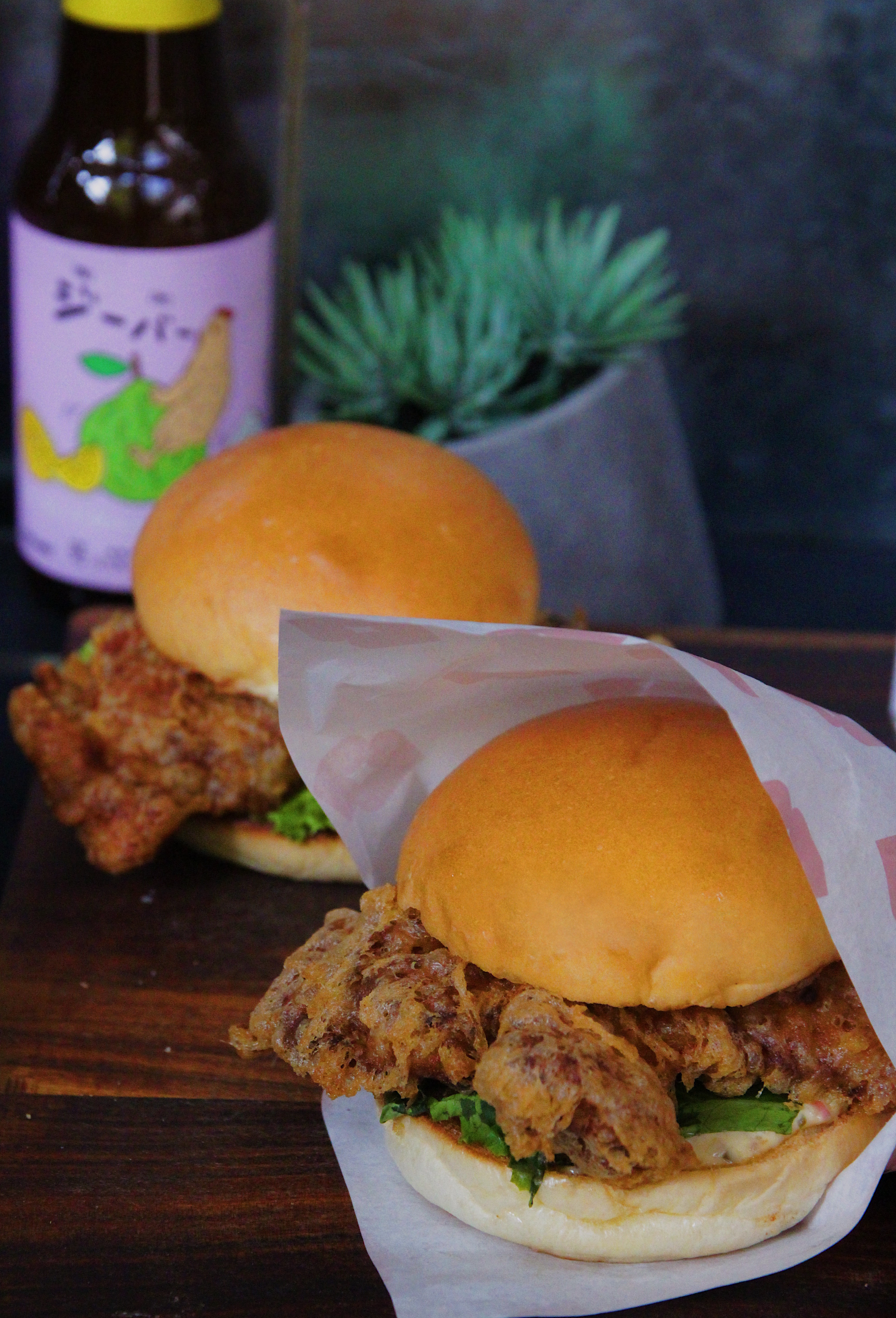 「BLAH BLAH Bar」邀來星級主廚林明健合作，推出漢堡、炸物等搭酒餐食。