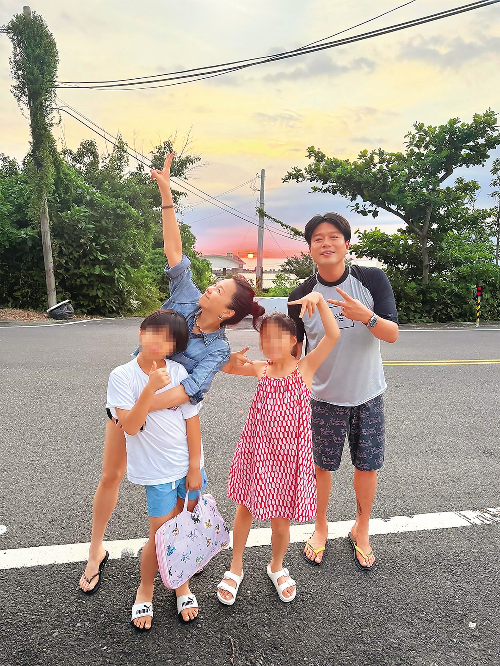 六月（左二）和李易（右一）夫妻，今年暑假一起帶小孩去小琉球旅行。（翻攝自六月IG）