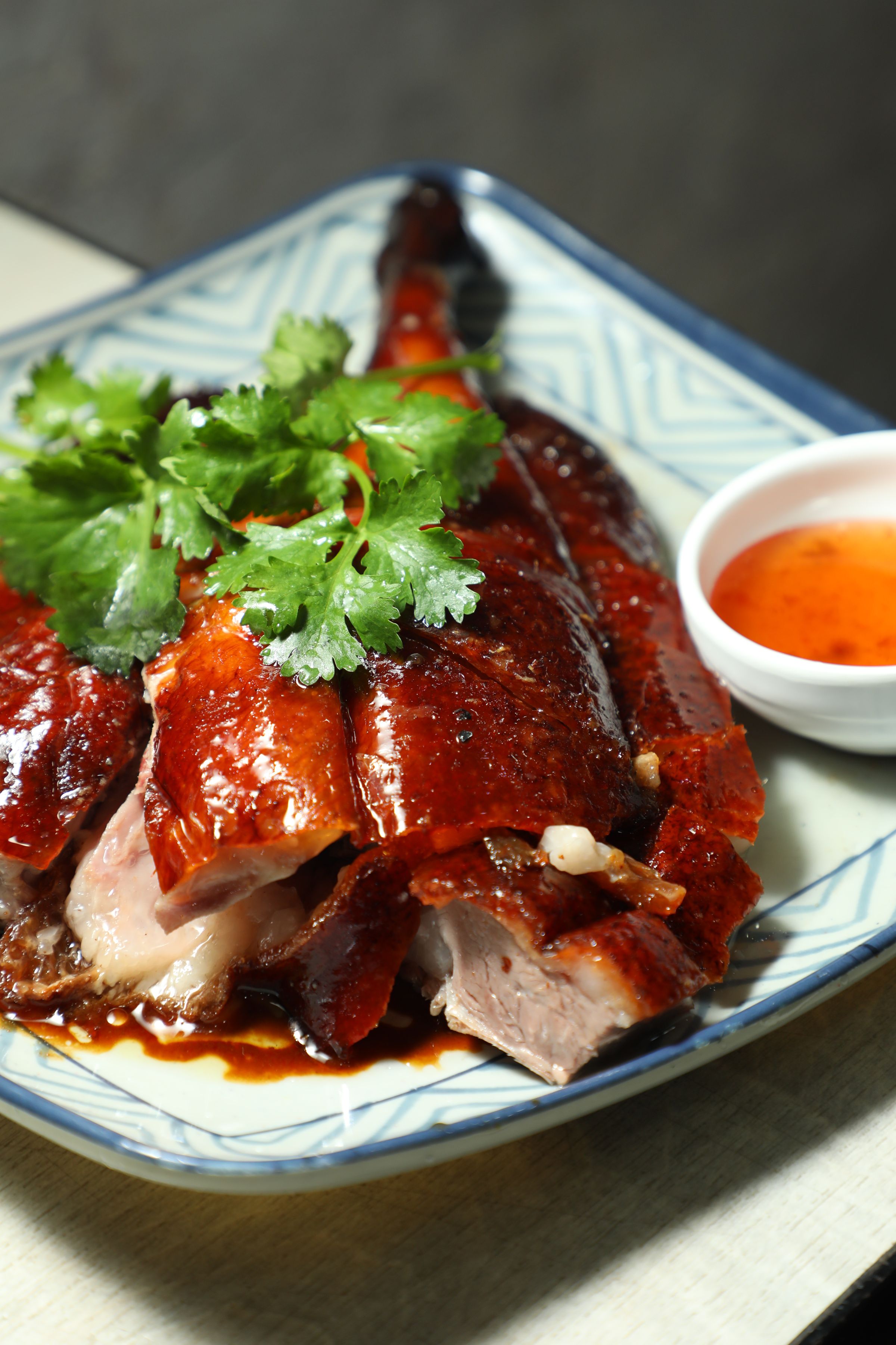 脆皮紅亮誘人的「天龍燒鵝皇」,肉質肥嫩,蘸蜜糖吃更對味。(港幣155元/份)