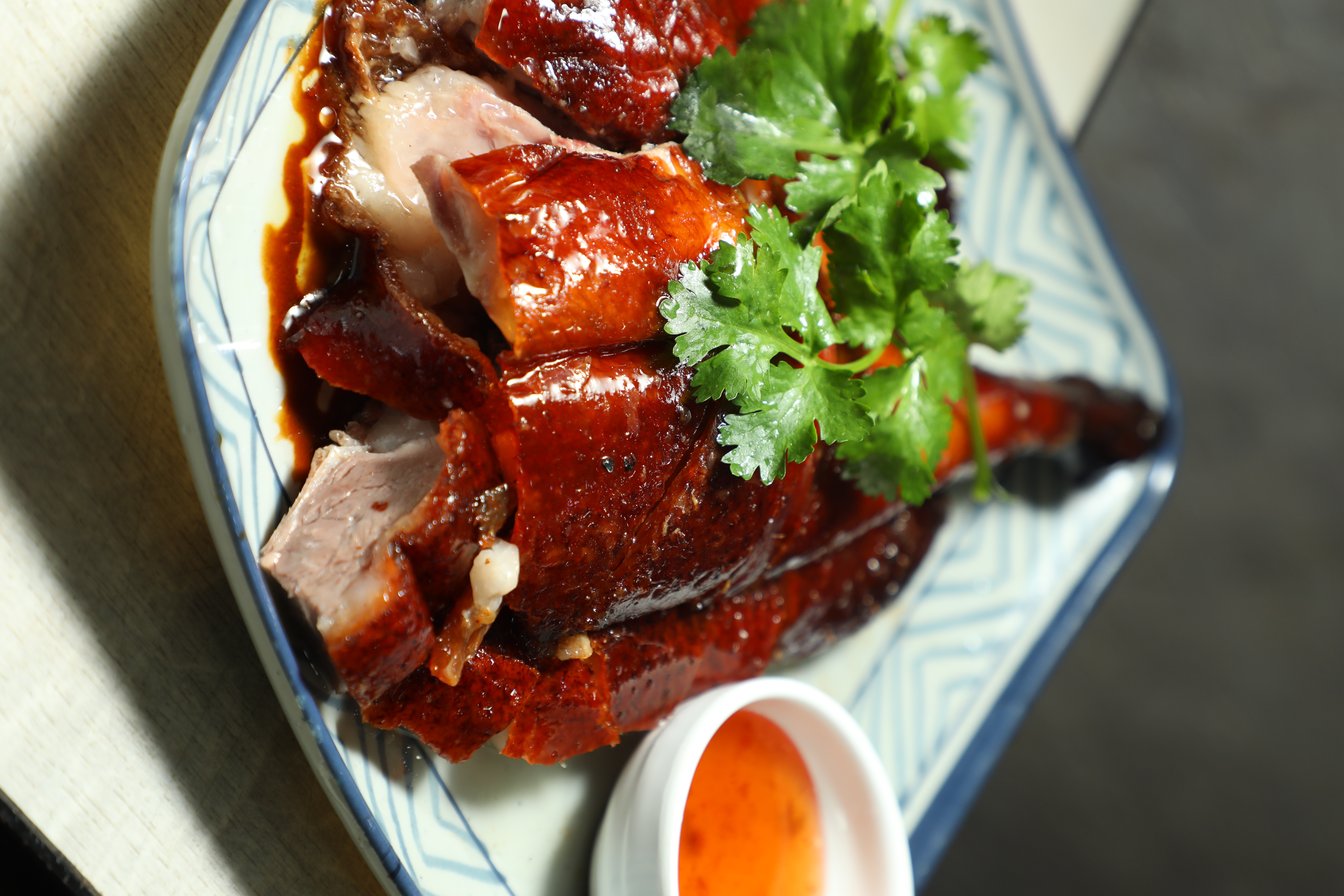 脆皮紅亮誘人的「天龍燒鵝皇」，肉質肥嫩，蘸蜜糖吃更對味。（港幣155元／份）
