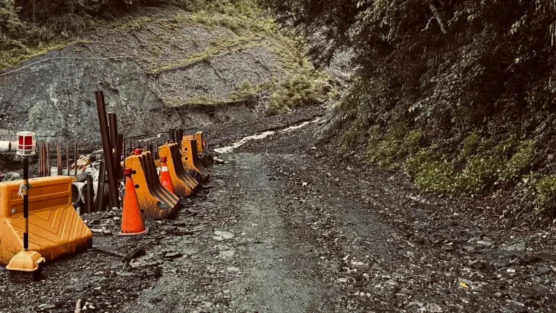 石灰坑溪橋便道被泥流沖毀情況，工人緊急搶修中。此外，部分山區道路也因連日大雨出現落石與泥流，交通受阻。（林保署南投分署提供）
