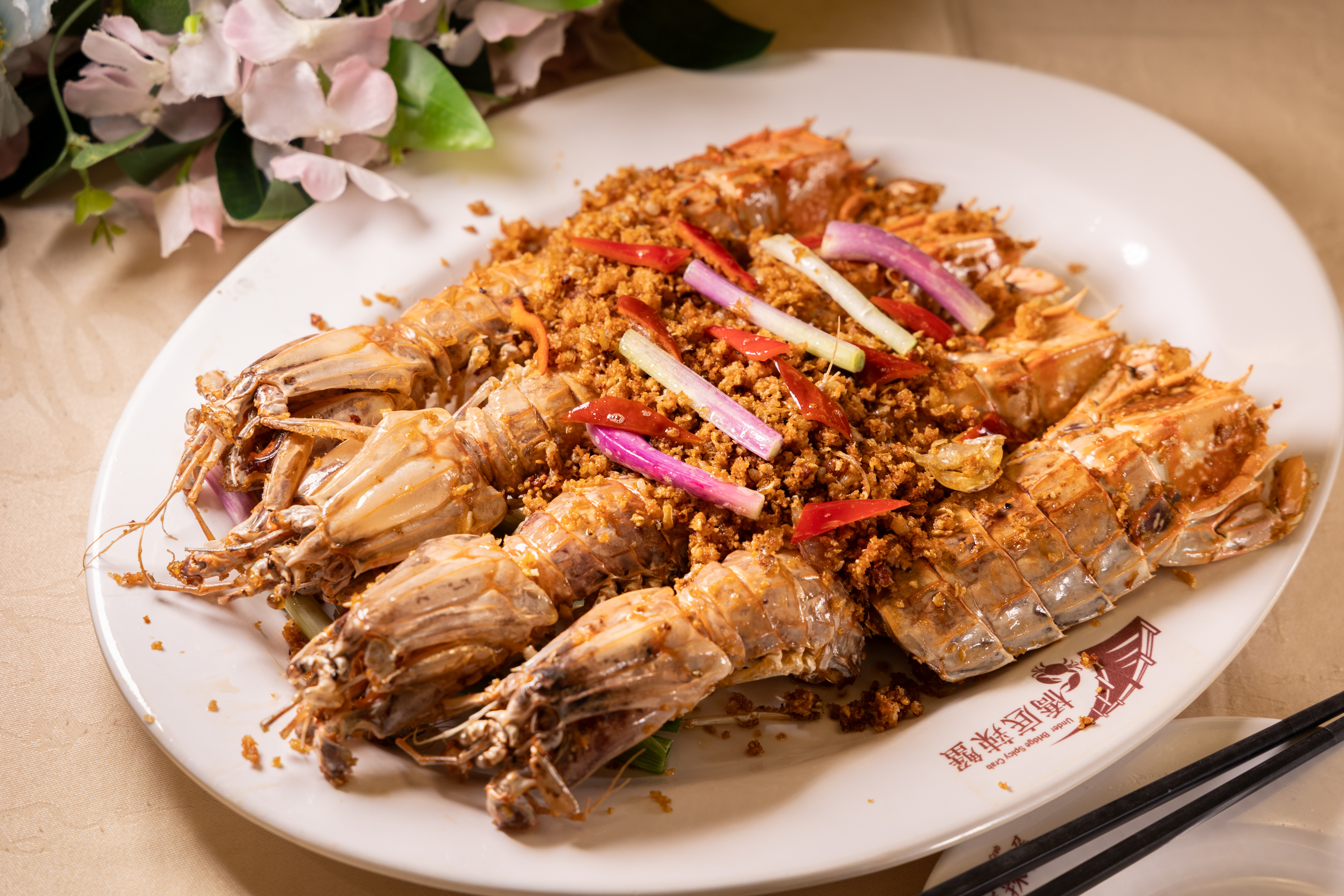 「避風塘瀨尿蝦」殼薄肉多，蝦殼香脆帶有微微焦香，蝦肉Q彈夠味。（時價，圖中港幣398元／隻，約NT$1,521）