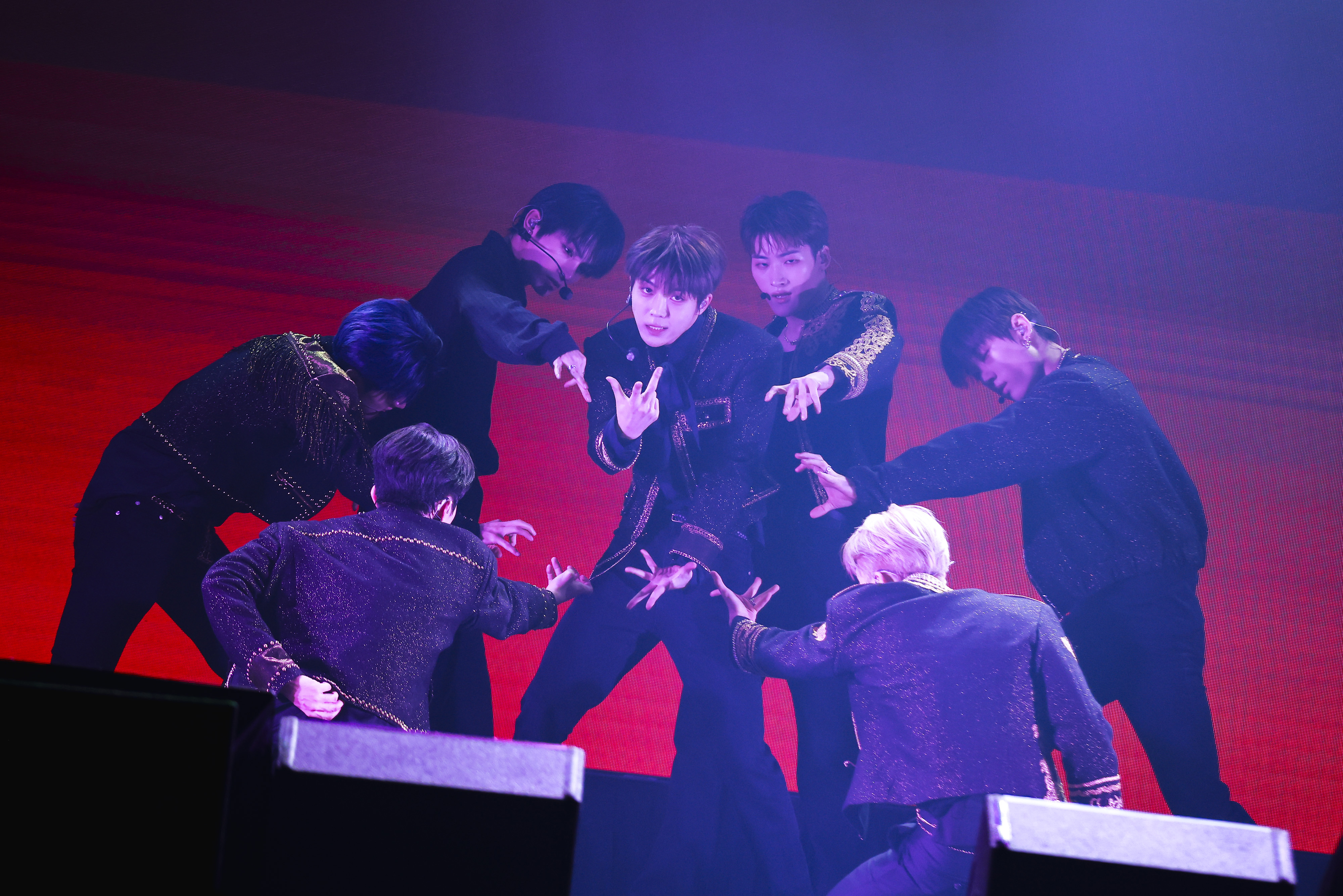 韓團ALL(H)OURS在台北舉辦首次粉絲演唱會，唱跳賣力。（ONINN ASIA提供）