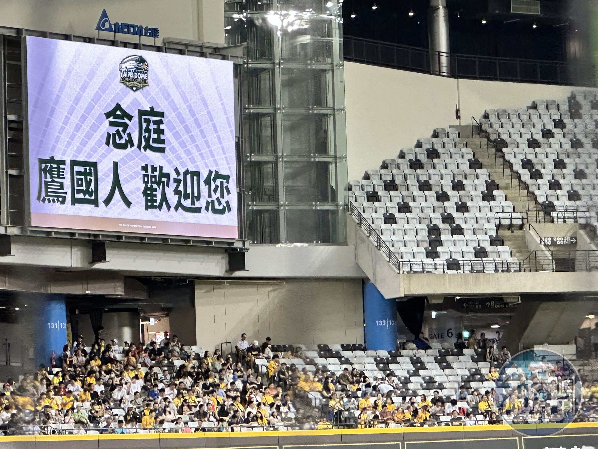 場上大型看板螢幕也打上「念庭 鷹國人 歡迎您」讓吳念庭受訪時坦言,很感動。(攝影組)
