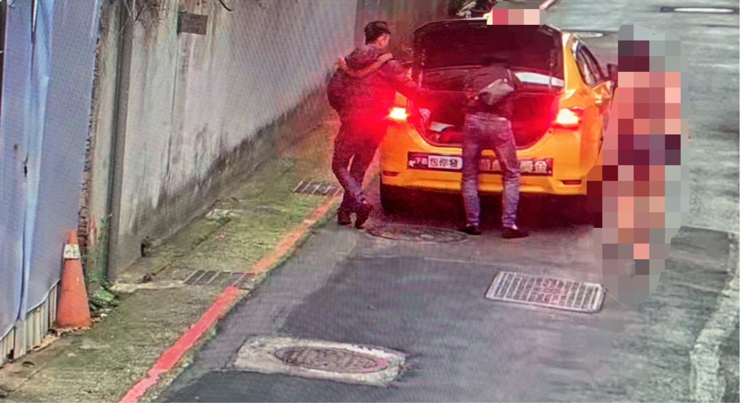 蔡姓男子等人砍人後搭乘計程車離去。(中正二分局提供)