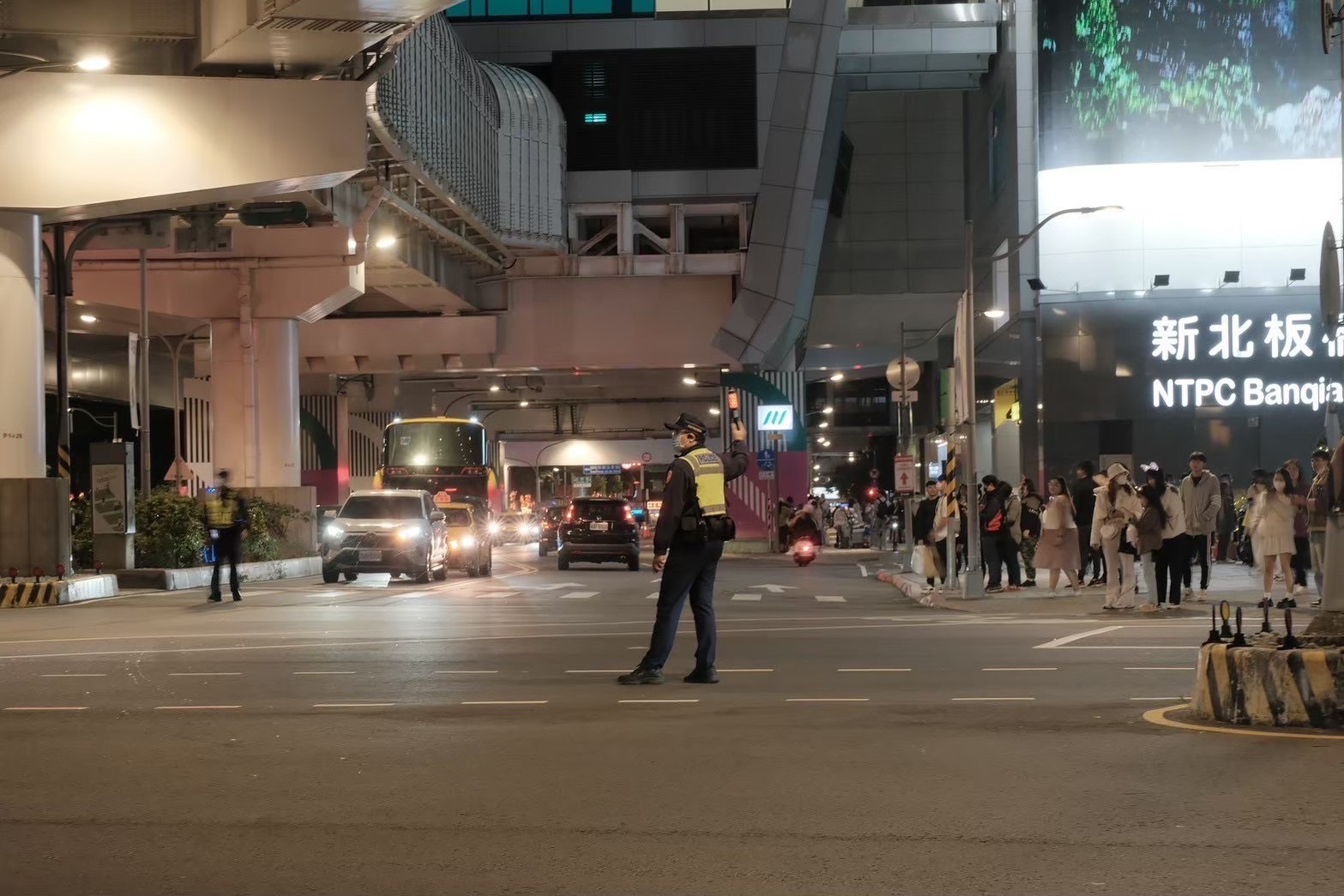 新北歡樂耶誕城明開城，警方說明大眾運輸搭乘、周邊管制。（新北市政府警察局提供）