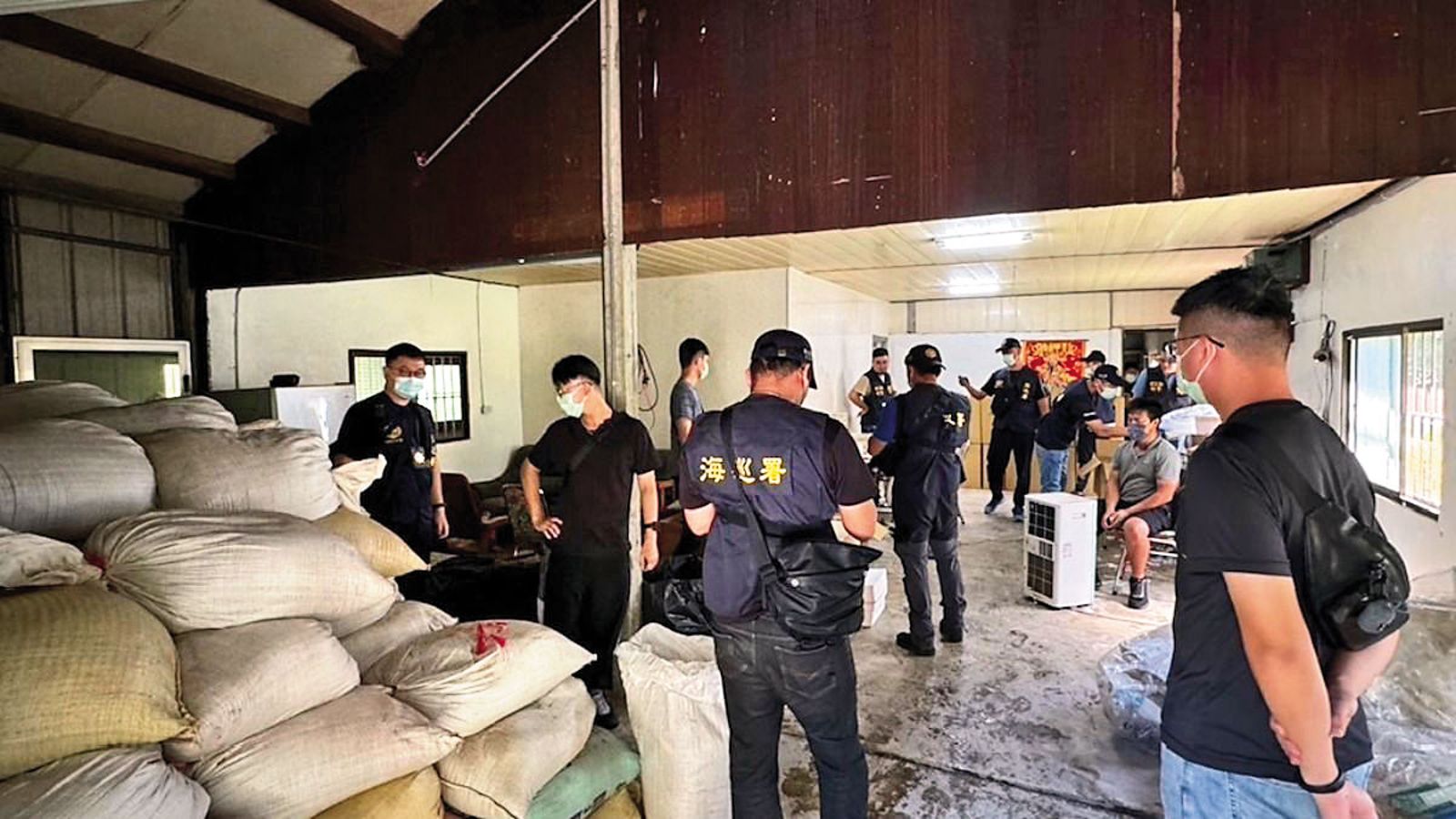 近來海巡署破獲不少私菸案,卻有海巡偵查員鑽法律漏洞,詐領獎勵金。圖非當事人。(海巡署查緝隊提供)