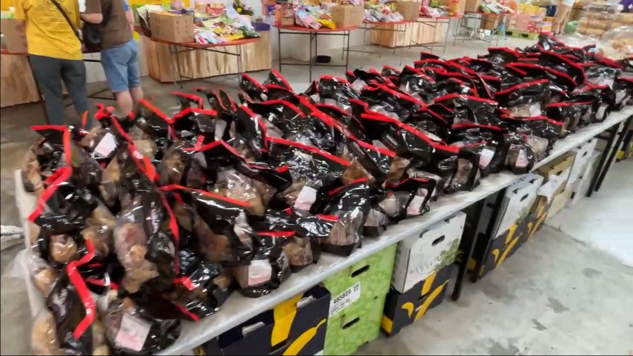 中元普渡吹美式風,鹿港地藏王廟向好市多訂購2800支烤雞腿,相當吸睛。(讀者提供)