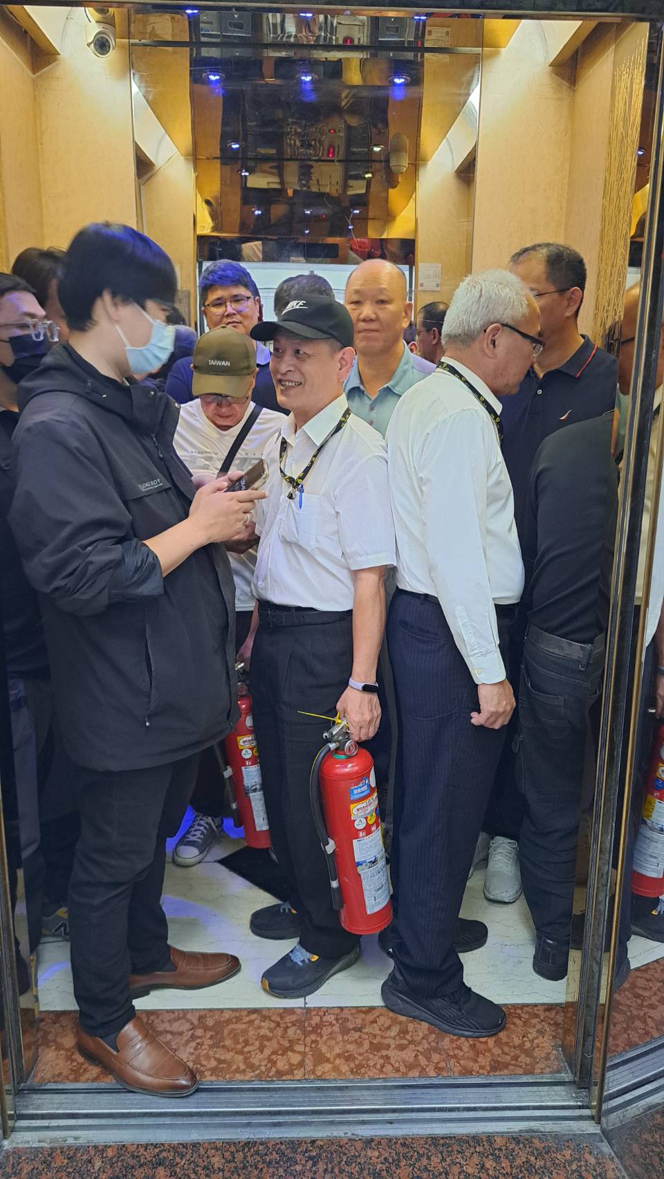 許作名要求員工前往電梯摩天大樓進行載重測試。（永佳捷電梯提供）