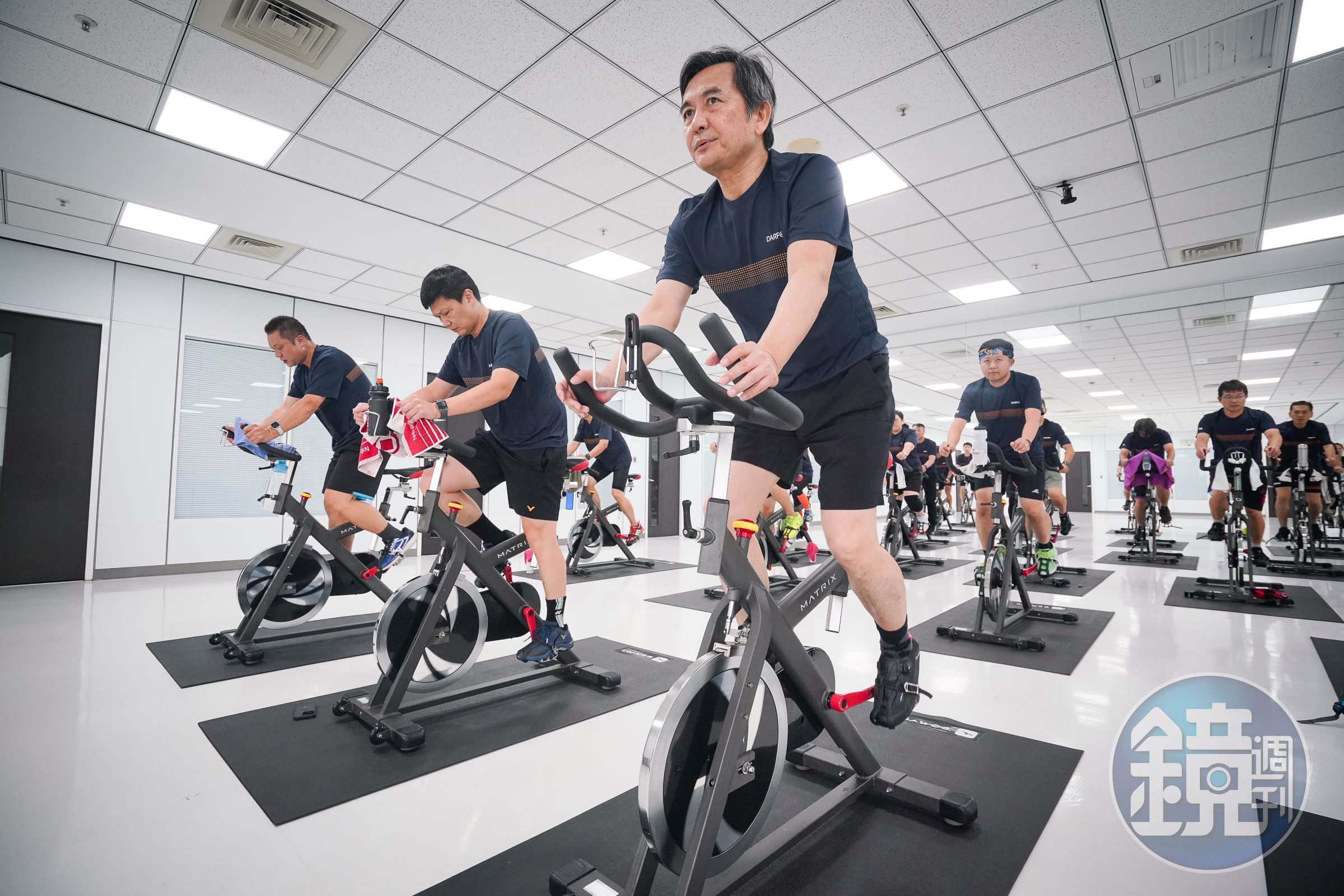 蘇開建從小就愛運動，當了大老闆、做了電動自行車之後，還是保持跟同仁團騎飛輪習慣。甚至他也愛打跟鍵盤一樣、訴求精準擊點的羽球。