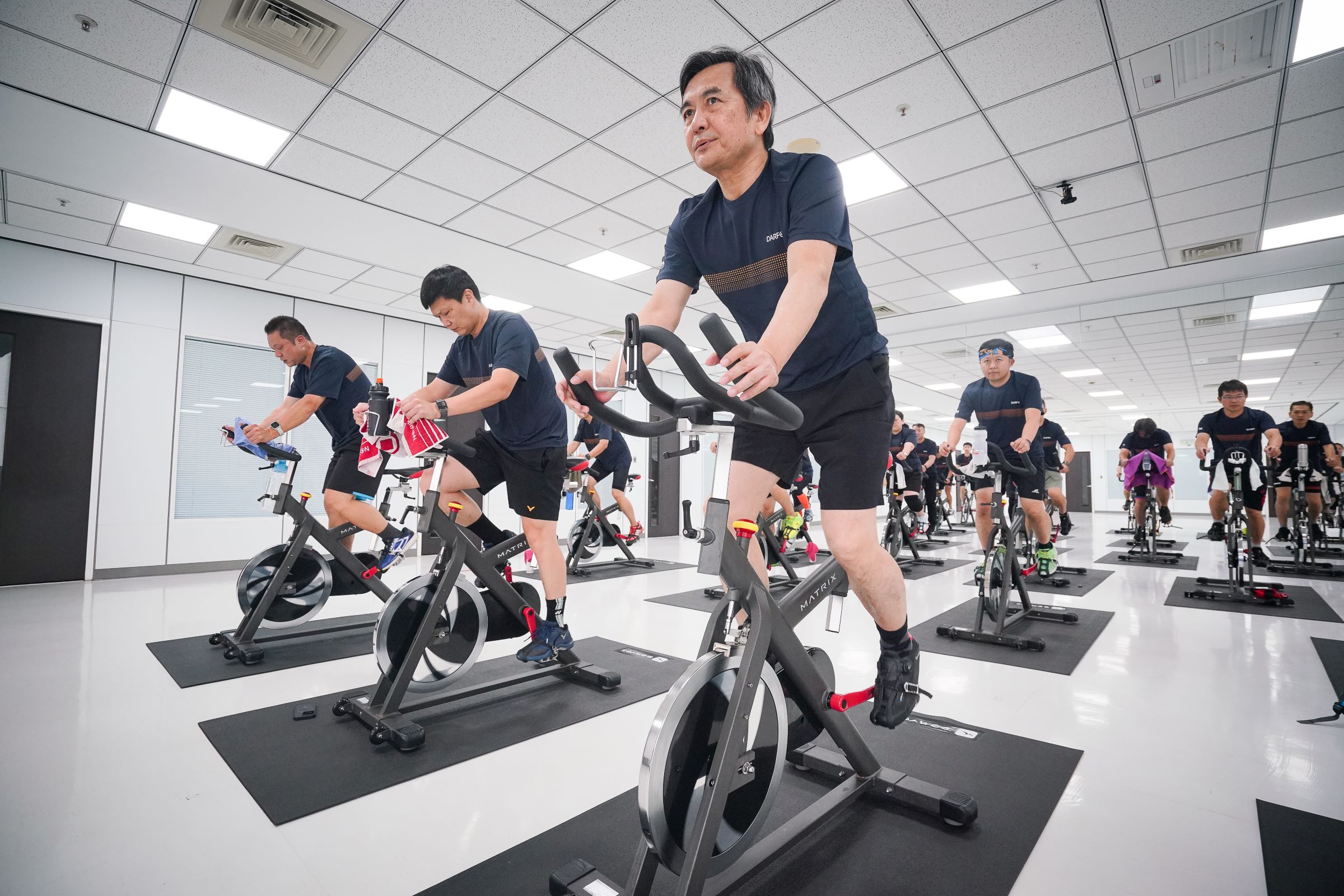蘇開建從小就愛運動，當了大老闆、做了電動自行車之後，還是保持跟同仁團騎飛輪習慣。甚至他也愛打跟鍵盤一樣、訴求精準擊點的羽球。