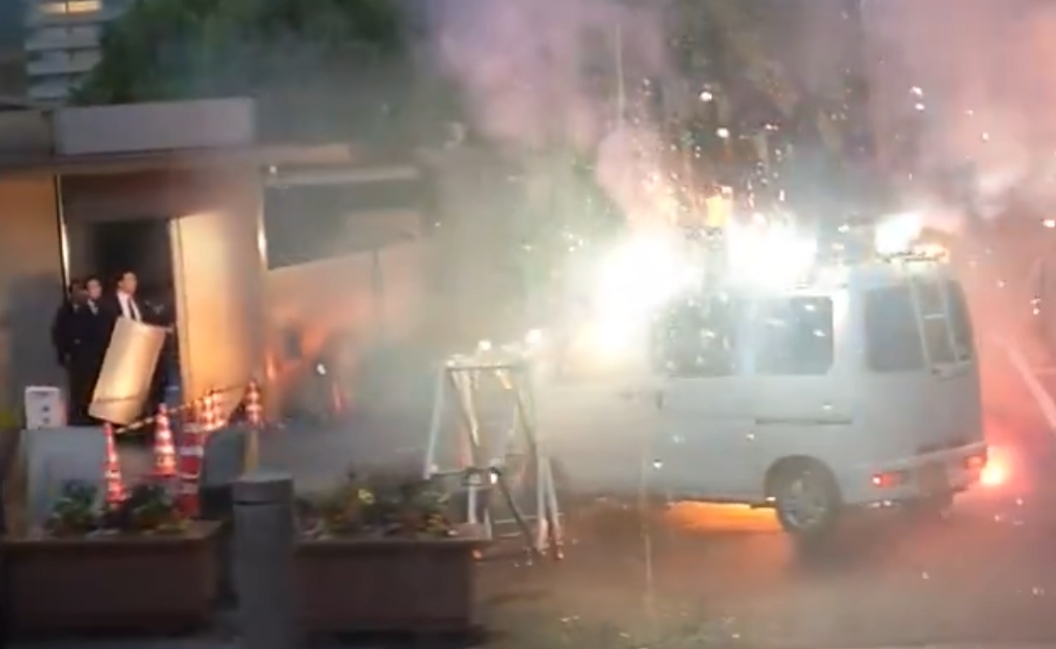 日本首相官邸前有輛白色廂型車撞在護欄上，車身不斷冒出火光。（翻攝自X平台@dobushige）