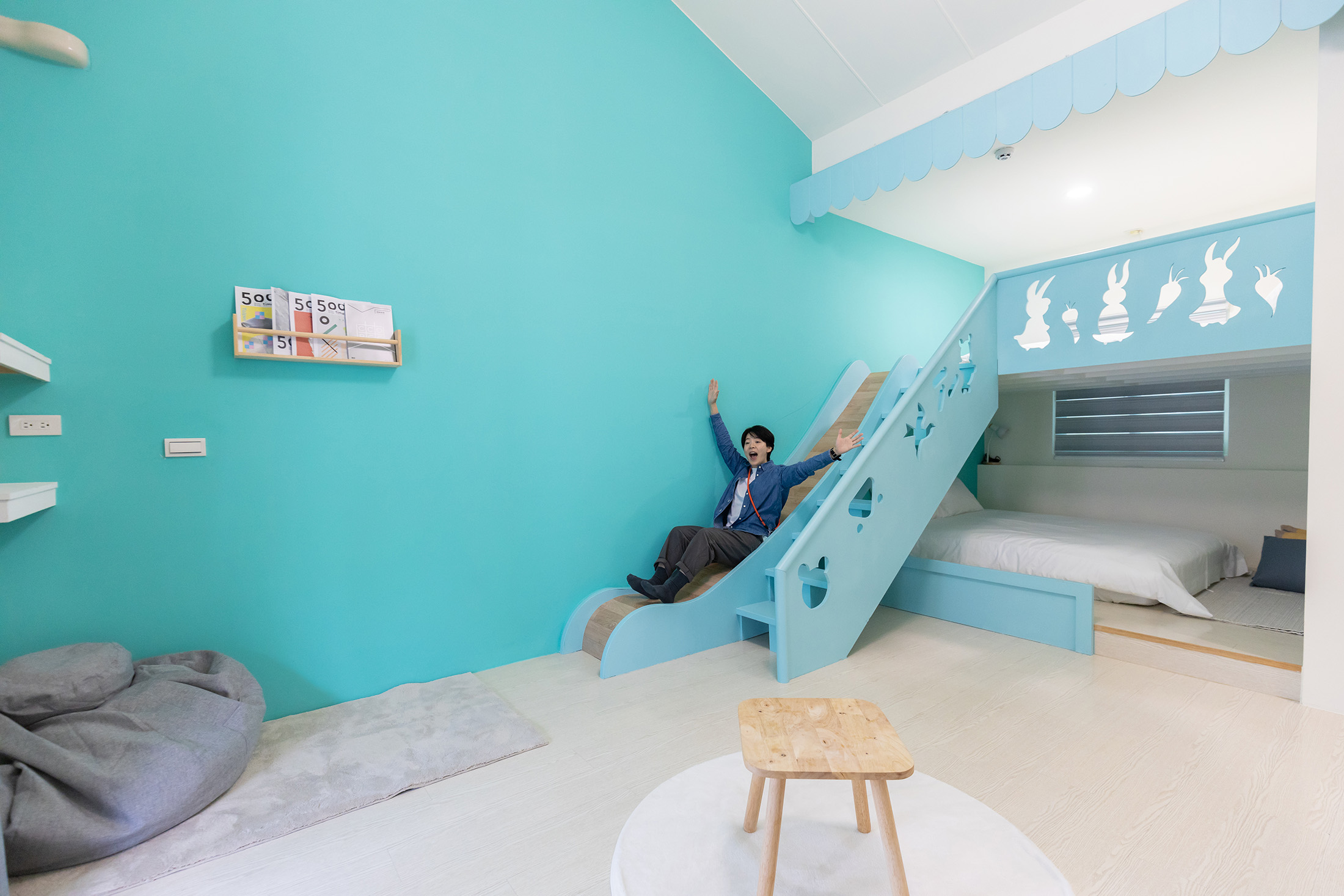 「OwlStay故事所 綠舍Green Villa」的「閣樓童趣4人房」是民宿內唯一擁有浴缸的客房，寬敞空間很適合讓小朋友自由自在地玩耍。