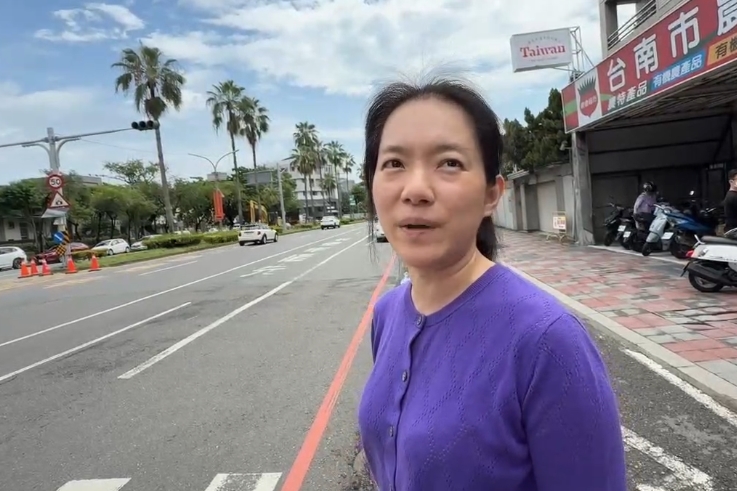 陳幸妤中午外出買飯,被媒體包圍詢問心情,陳幸妤大方坦承與趙建銘離婚已有一段時間。(鏡新聞提供)