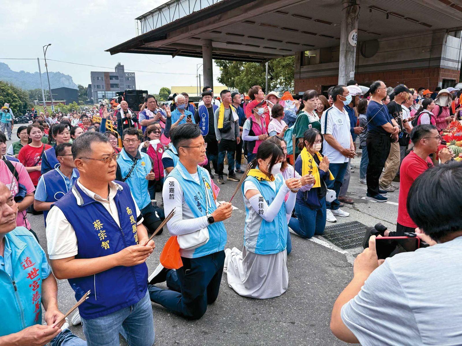 南投市長張嘉哲帶著太太黃佳鈴在白沙屯媽祖遶境路線上跪求等待,期盼鑾轎能轉進南投市區。(翻攝張嘉哲臉書)