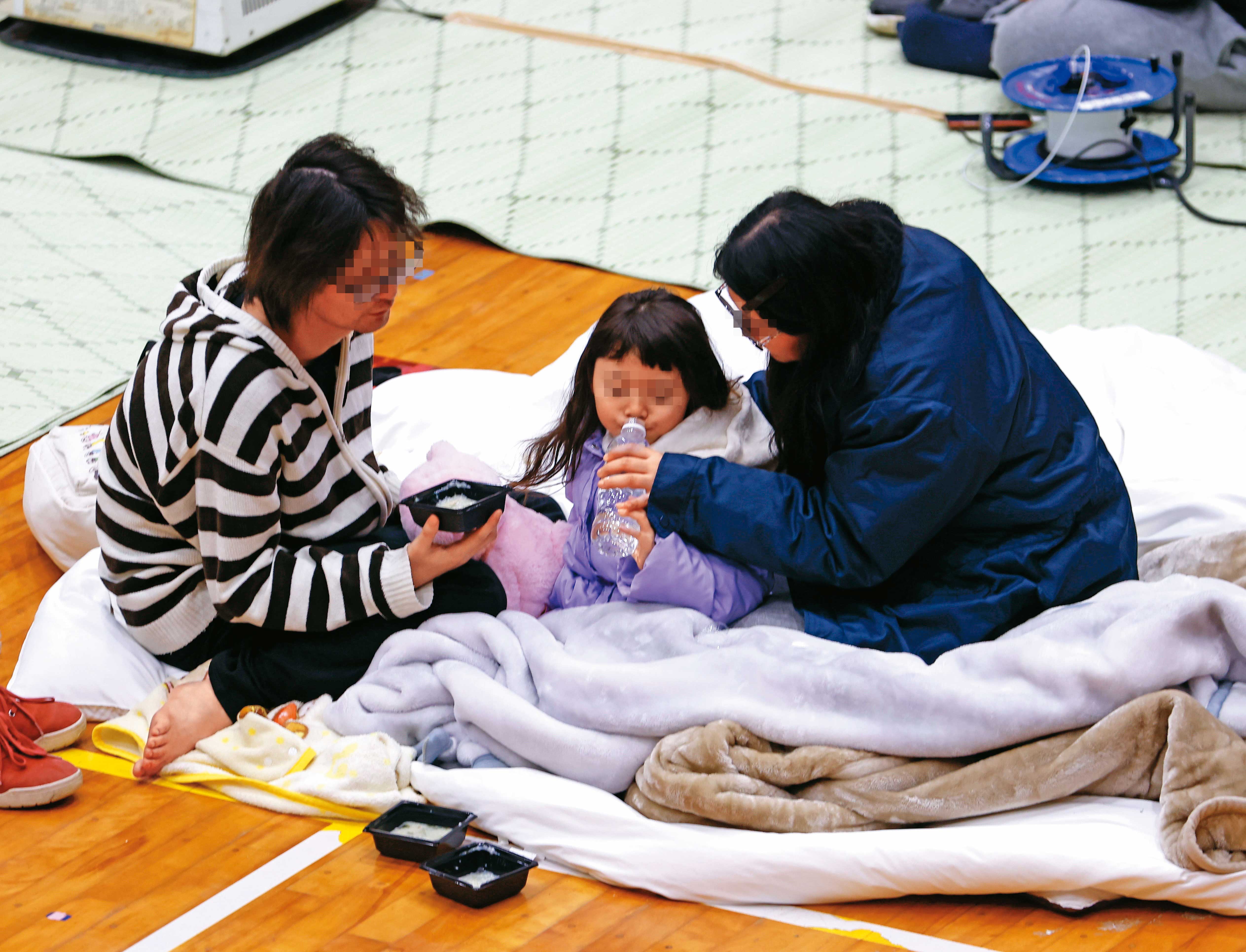 強震後第一晚，本刊記者第一時間抵達七尾市和倉小學避難所，當晚1,400多人躲入避難，但仍能維持良好秩序。