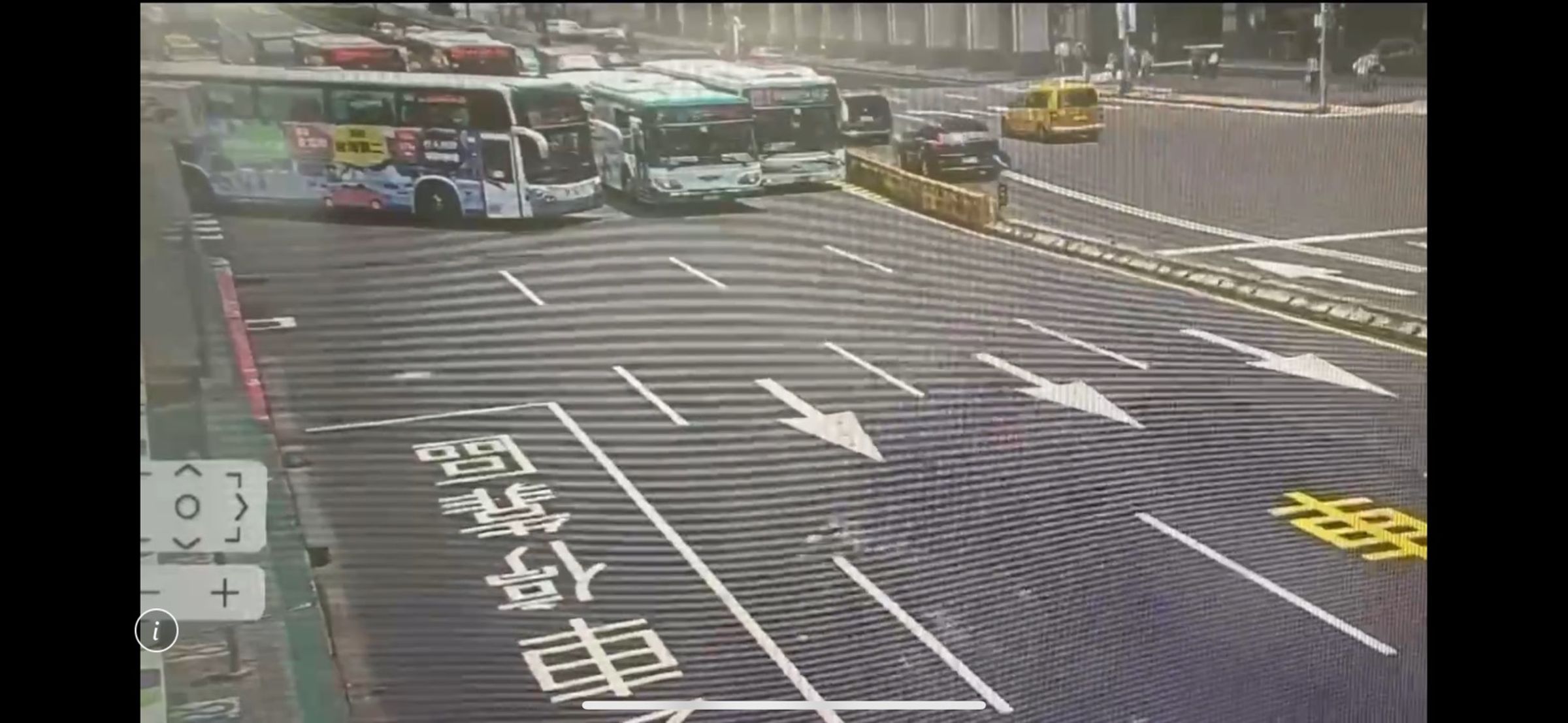 國光客運右轉駛進忠孝西路時，車頭擦撞直行的三重客運，另輛公車通過時又再發生擦撞。（翻攝畫面）