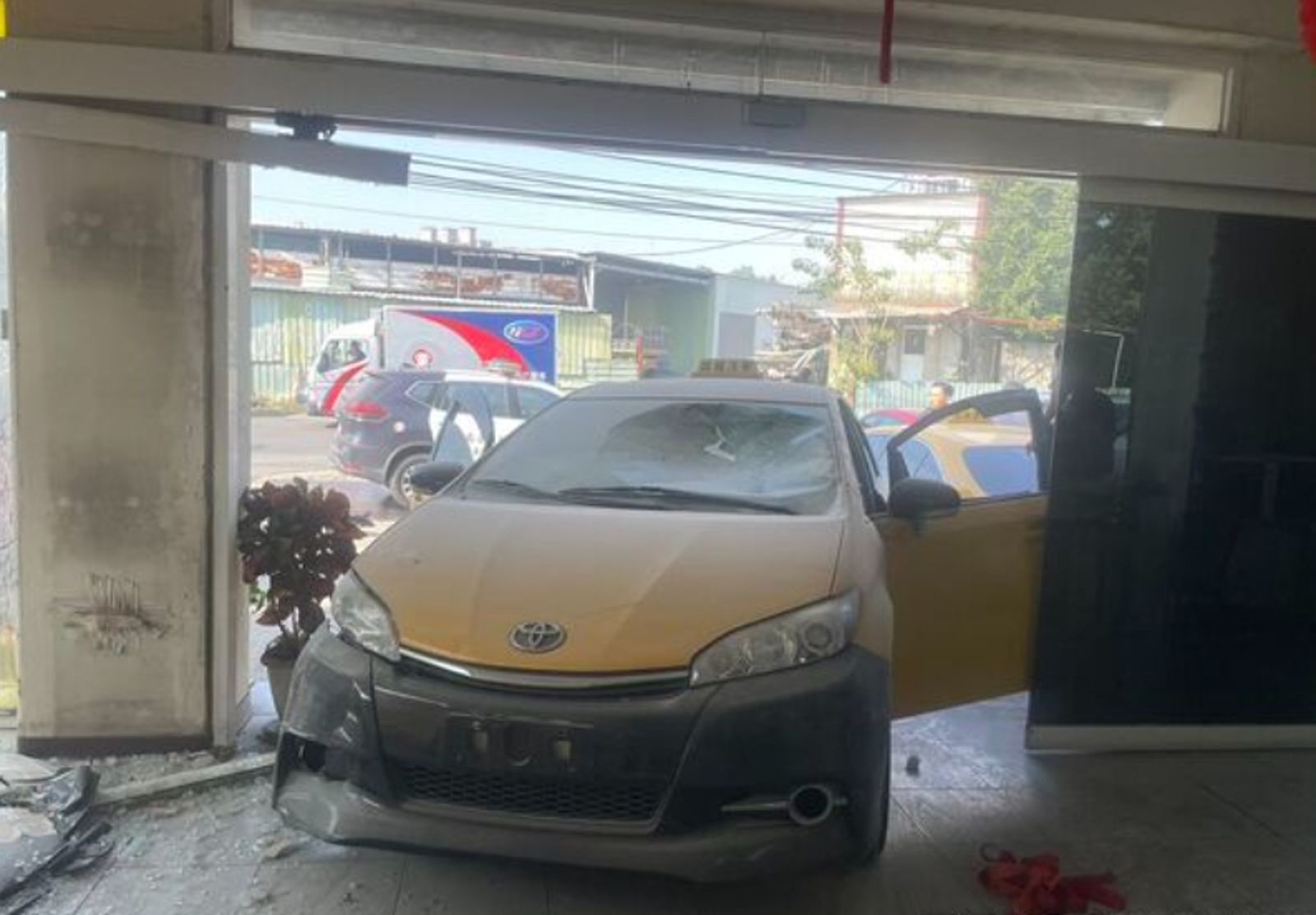 「因糾紛怒嗆家破人亡」運將衝撞車行自焚!引爆火海 插管搶救7天今晨宣告身亡