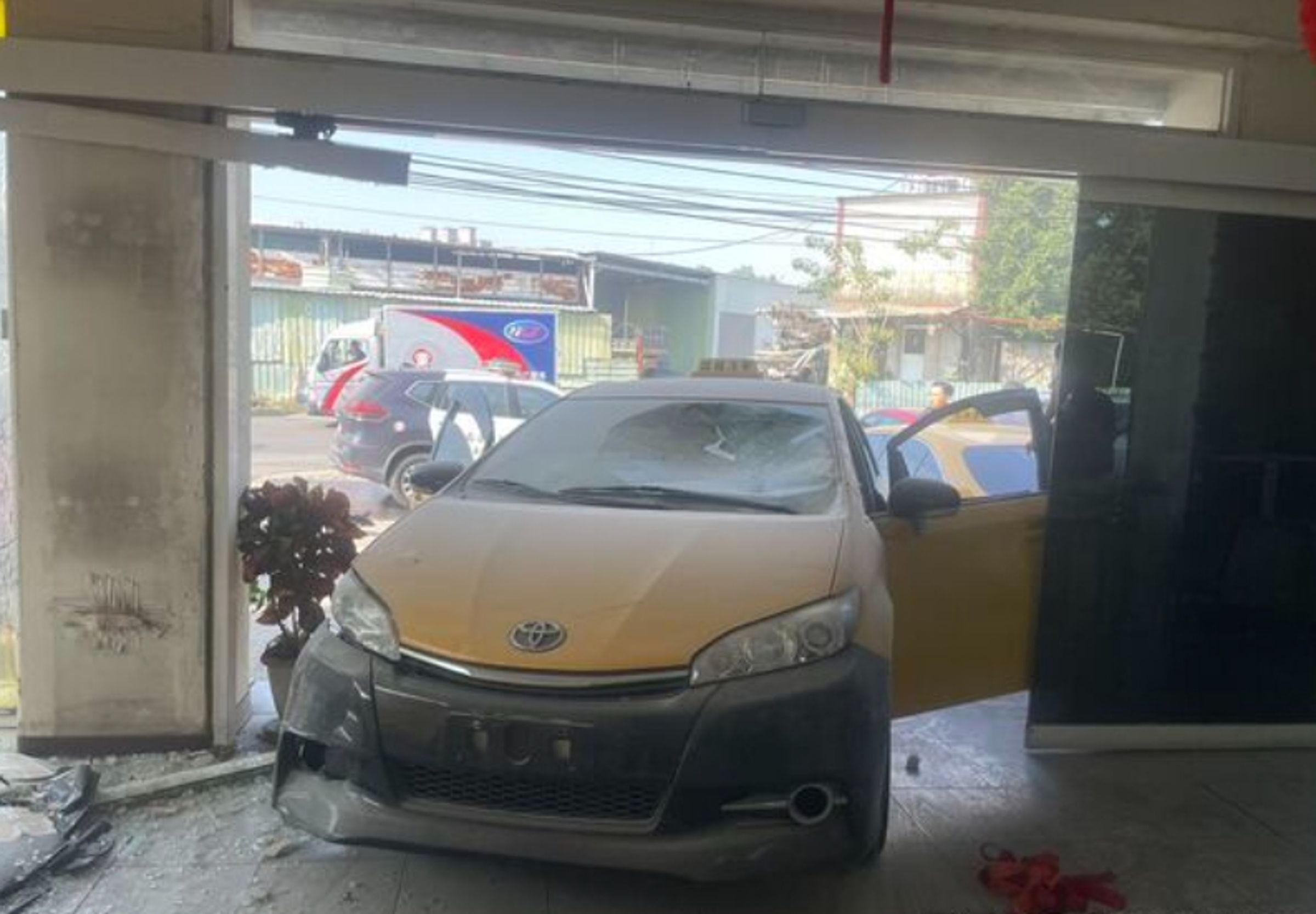 高雄市鳳山區13日發生計程車衝撞車行後起火事故，車上的司機也在今晨宣告不治。（翻攝畫面）