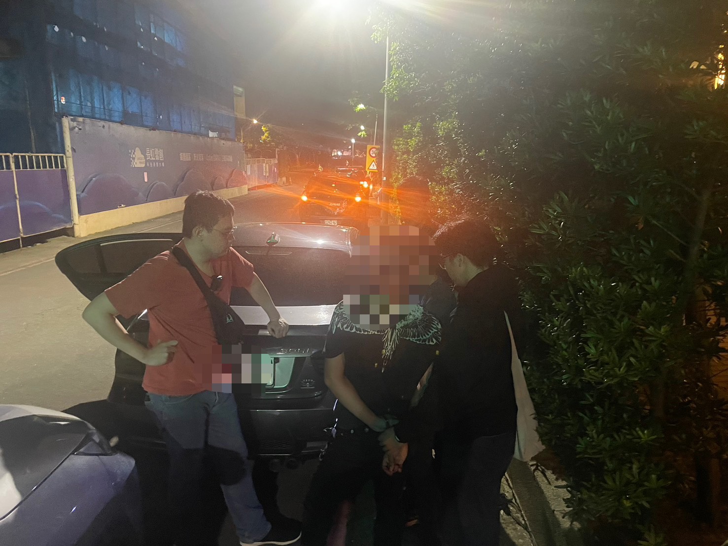 嫌犯見犯行曝光，欲駕車逃跑遭警方攔下。（翻攝畫面）