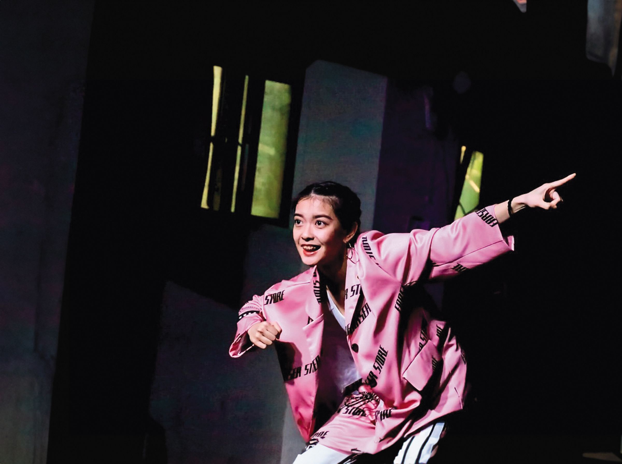 周沁大學期間參加不少舞台劇演出，她喜歡直接感受台下觀眾反感。（翻攝自周沁IG）
