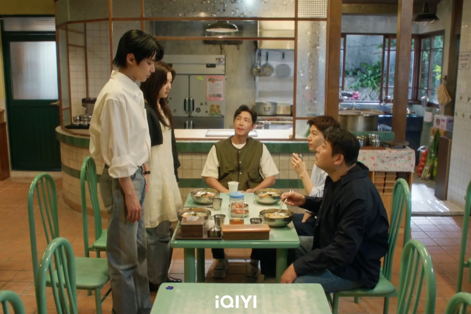 韓劇《偶然成為家人》黃寅燁與鄭彩娟勇敢向爸爸們坦白戀情。（愛奇藝國際站提供）