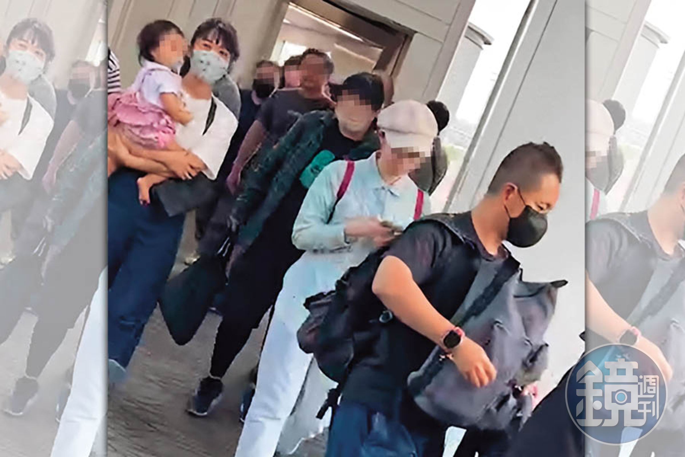 10/11,進入航廈,拜蹦改由媽媽周亭羽(左一)抱著,九把刀(右一)則幫老婆揹背包又拎著嬰兒車,甘心為妻女當「駝獸」。(讀者提供)