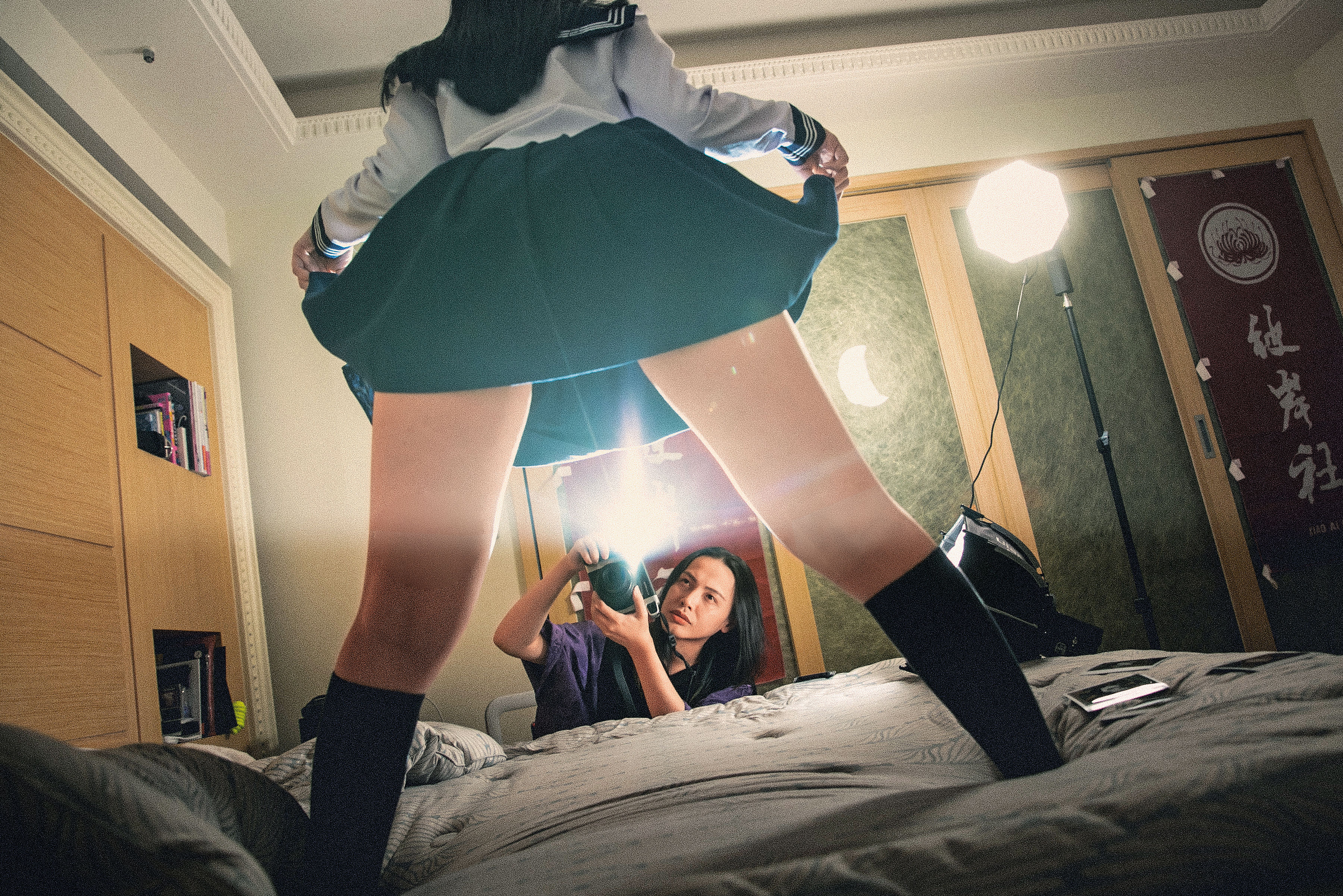 小艾以色情藝術家自居，除了自己的成人創作，更靠網黃粉絲經濟闖出生存之道。