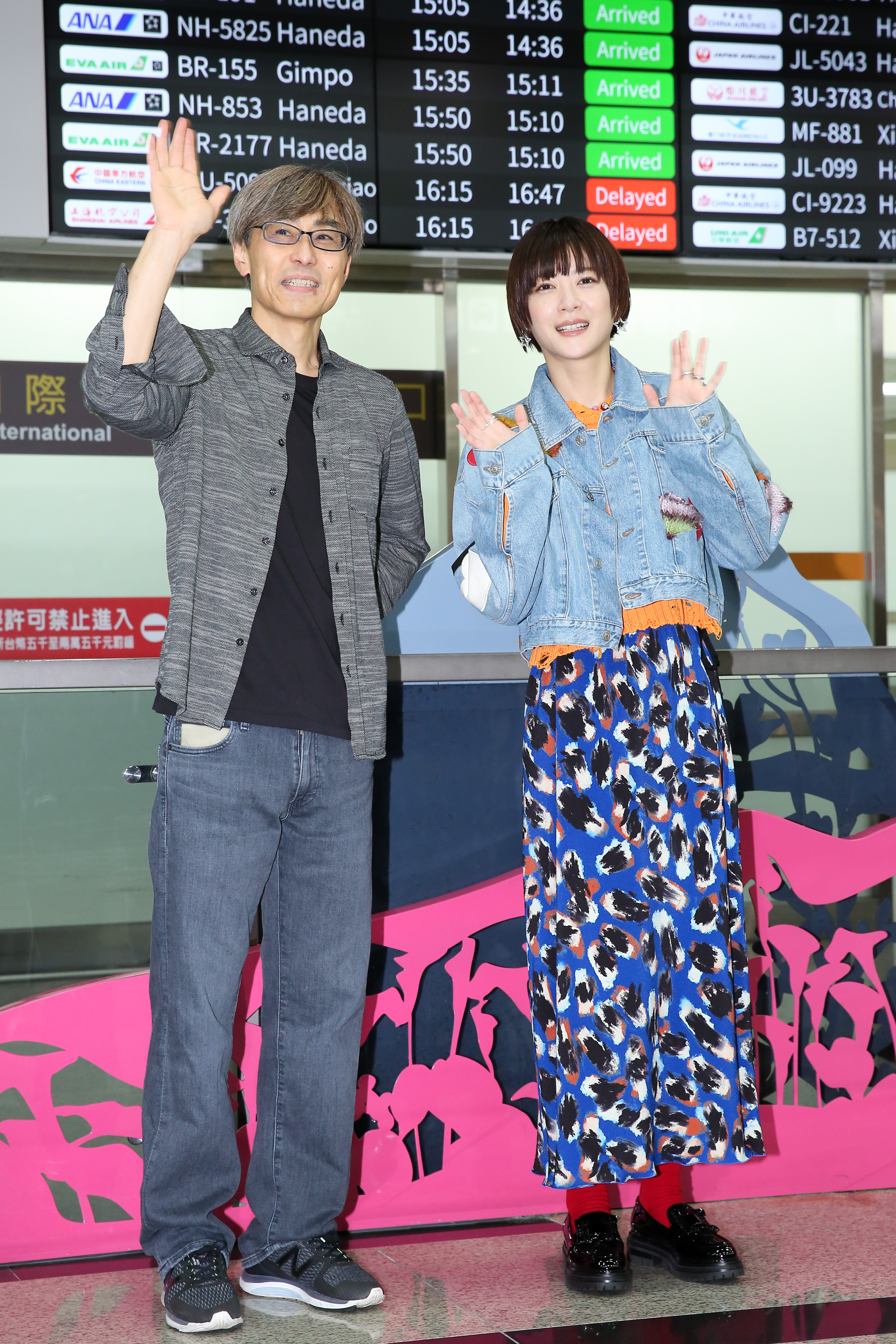 熊澤尚人(左)與上野樹里看到熱情影迷,笑容藏不住。