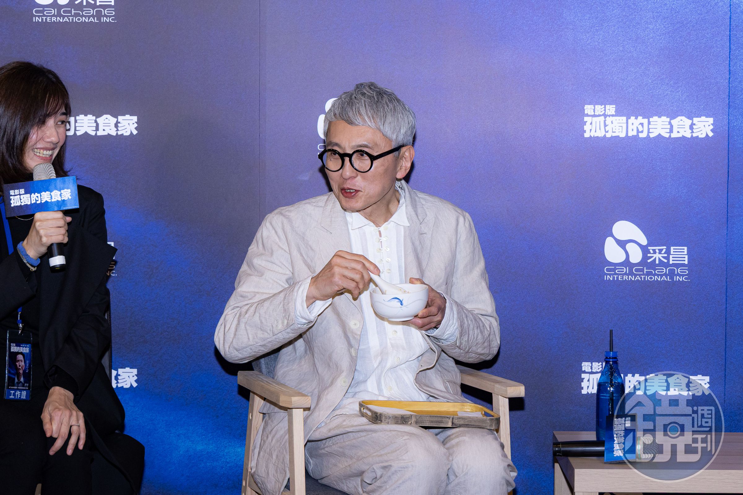 松重豐在記者會上品嘗麵線，一口接一口停不下來，還說：「邊吃邊有這麼多相機在拍，心情很微妙。」