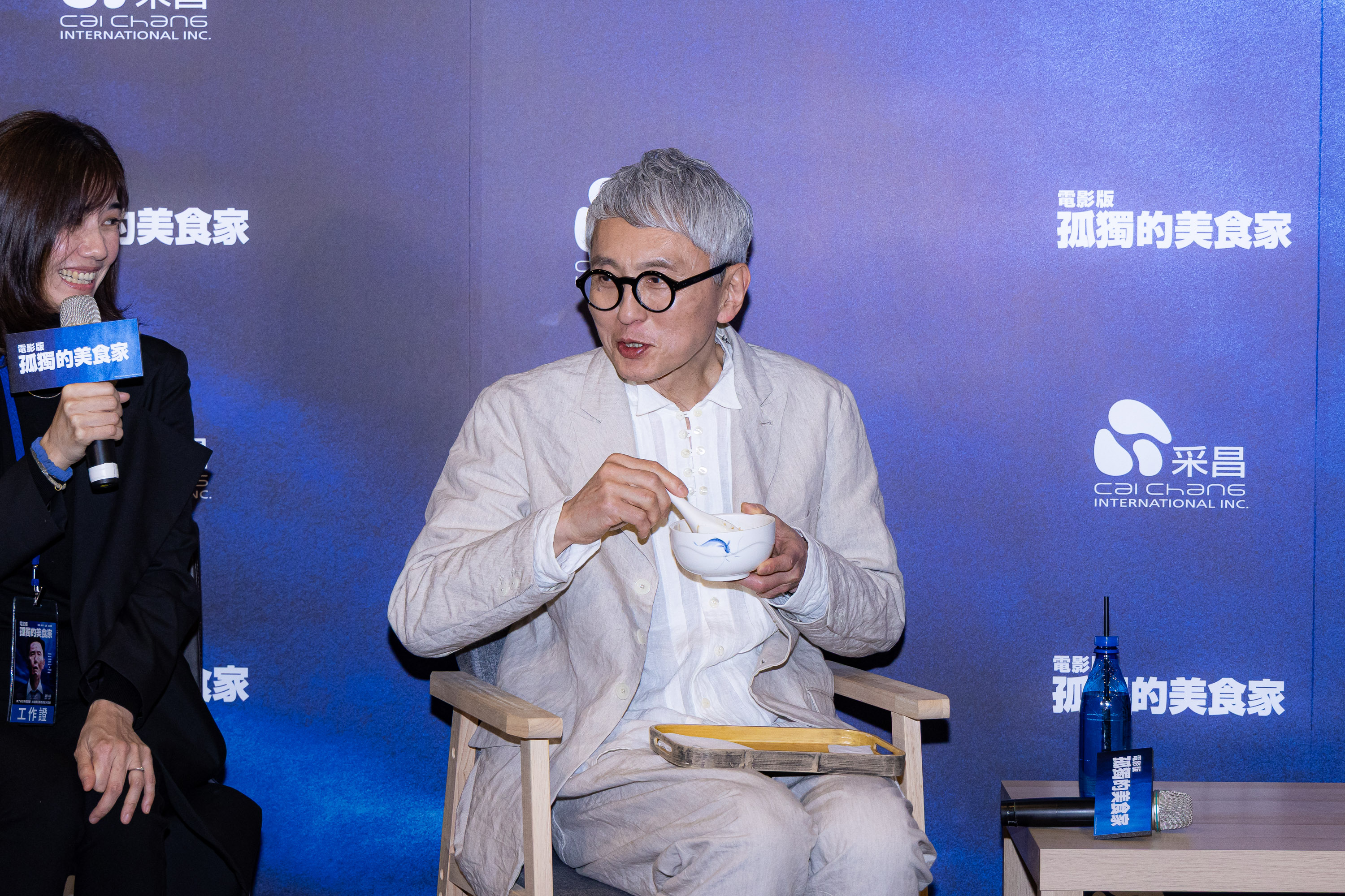 松重豐在記者會上品嘗麵線,一口接一口停不下來,還說:「邊吃邊有這麼多相機在拍,心情很微妙。」