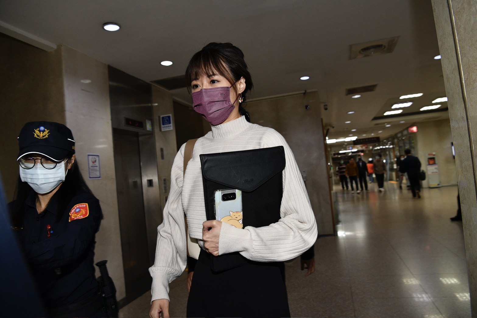 高虹安的前公關主任王郁文今至台北地院出庭,訂於3月27日再次出庭。