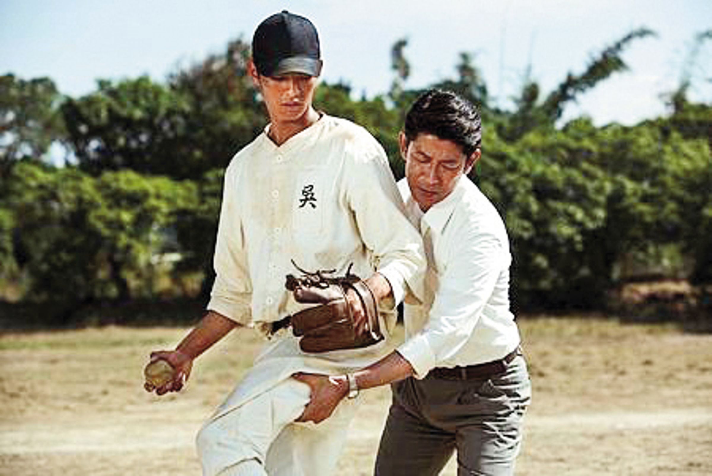 曹佑寧（左）2014年演出電影《KANO》一炮而紅，之後「棄球從演」，如今已在娛樂圈站穩腳步。右為永瀨正敏。