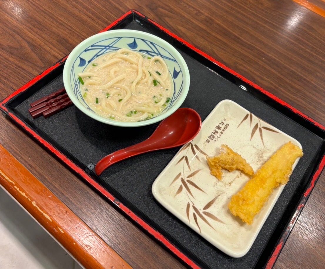 田男在百貨公司美食街購買餐點,不料暫離後返回,餐點被吳男吃了大半。(翻攝畫面)