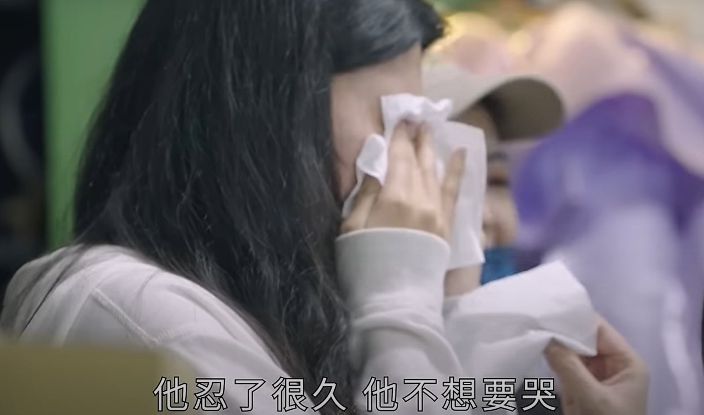 連幕後的工作人員聽聞外送員的坎坷遭遇忍不住落淚。（翻攝自曾博恩YT頻道）