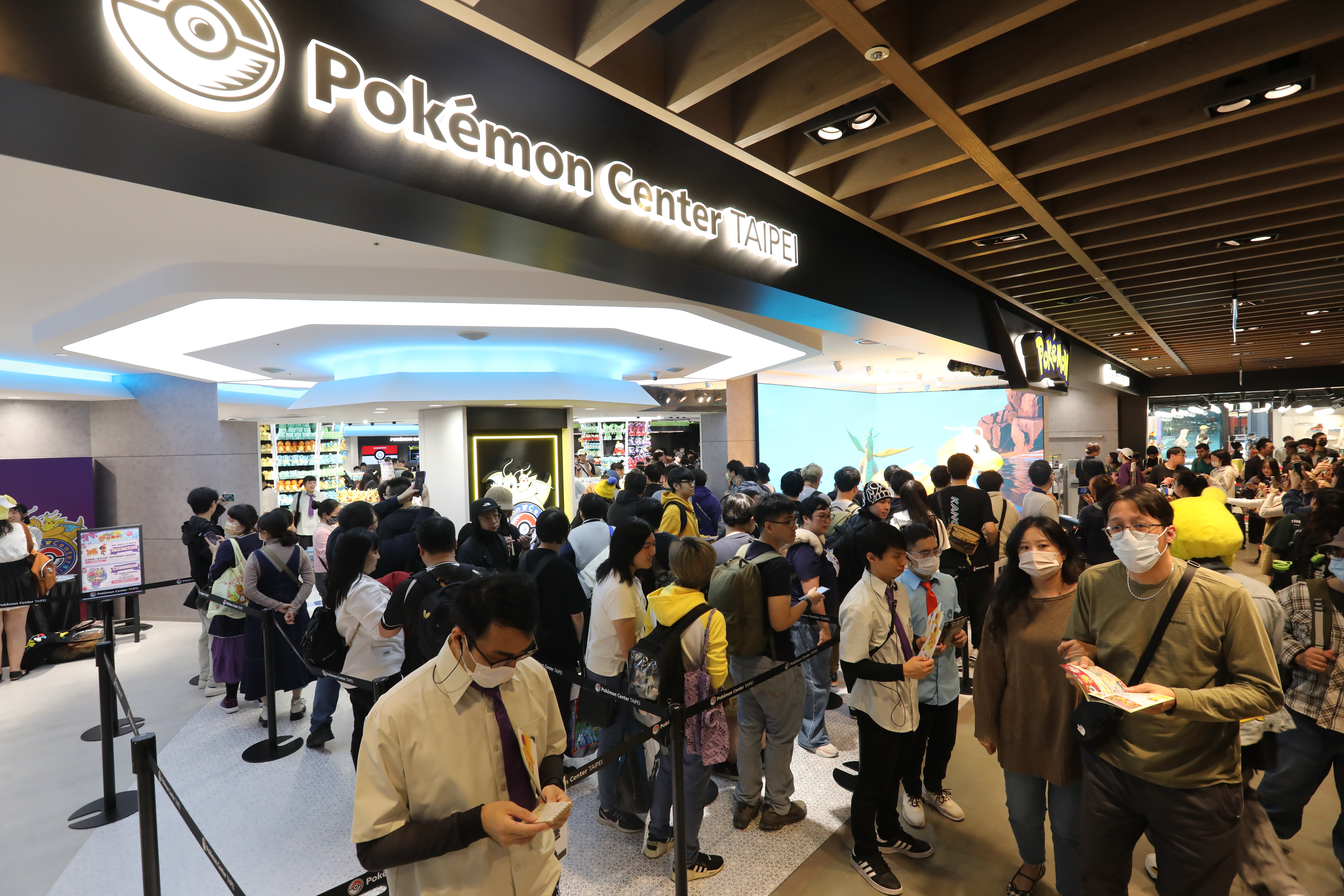 寶可夢中心台北分店上週五開店，吸引許多粉絲前往朝聖。