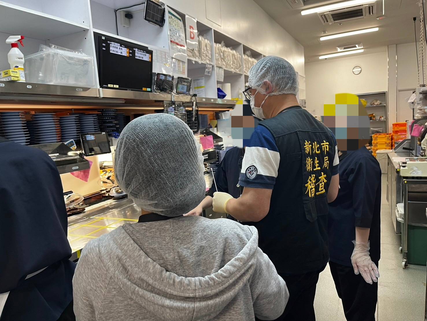 新北衛生局命藏壽司新莊宏匯店自即日起停業。（新北衛生局提供）