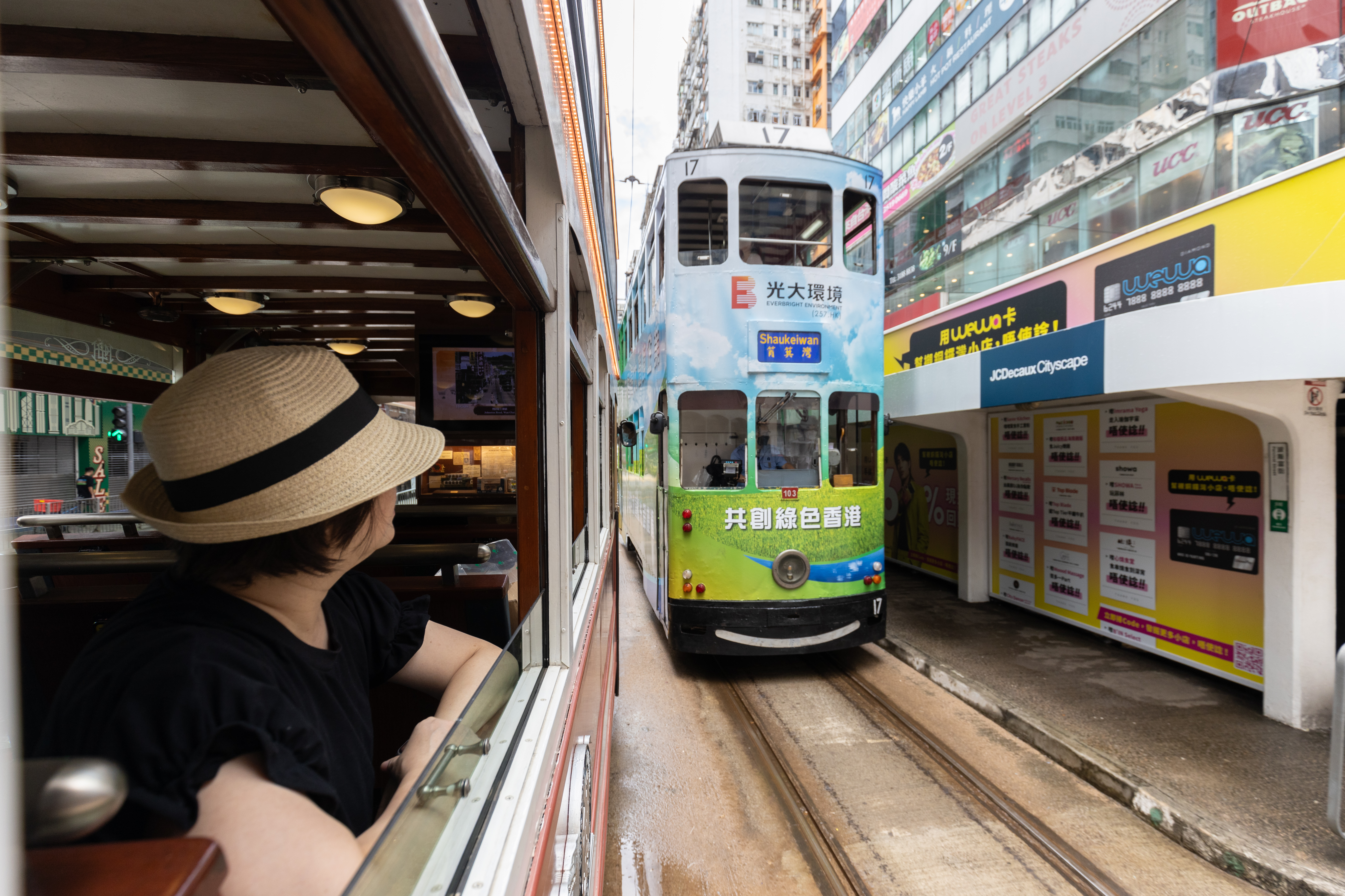 在狹窄路段時，電車經常「擦身」而過。