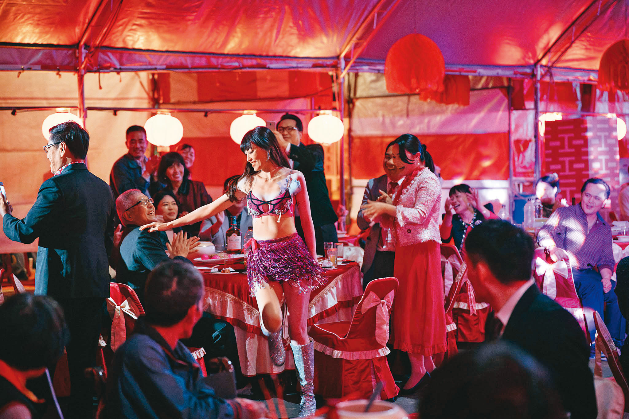 婚禮場景除了姚以緹（中）等主要演員，劇組也找來許多當地人參與。 （英傑哆影業提供）