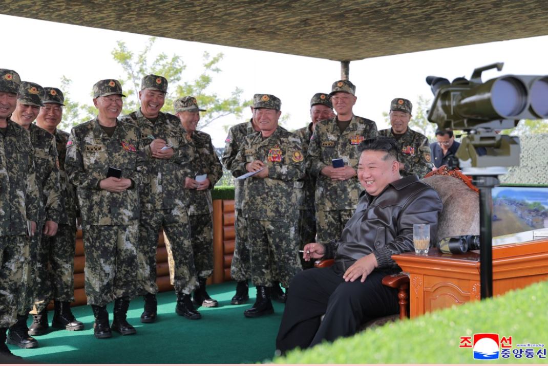 金正恩身型肥胖還愛抽菸,健康問題常被討論。圖為金正恩5月29日視察砲兵射擊競賽。(翻攝朝中社)
