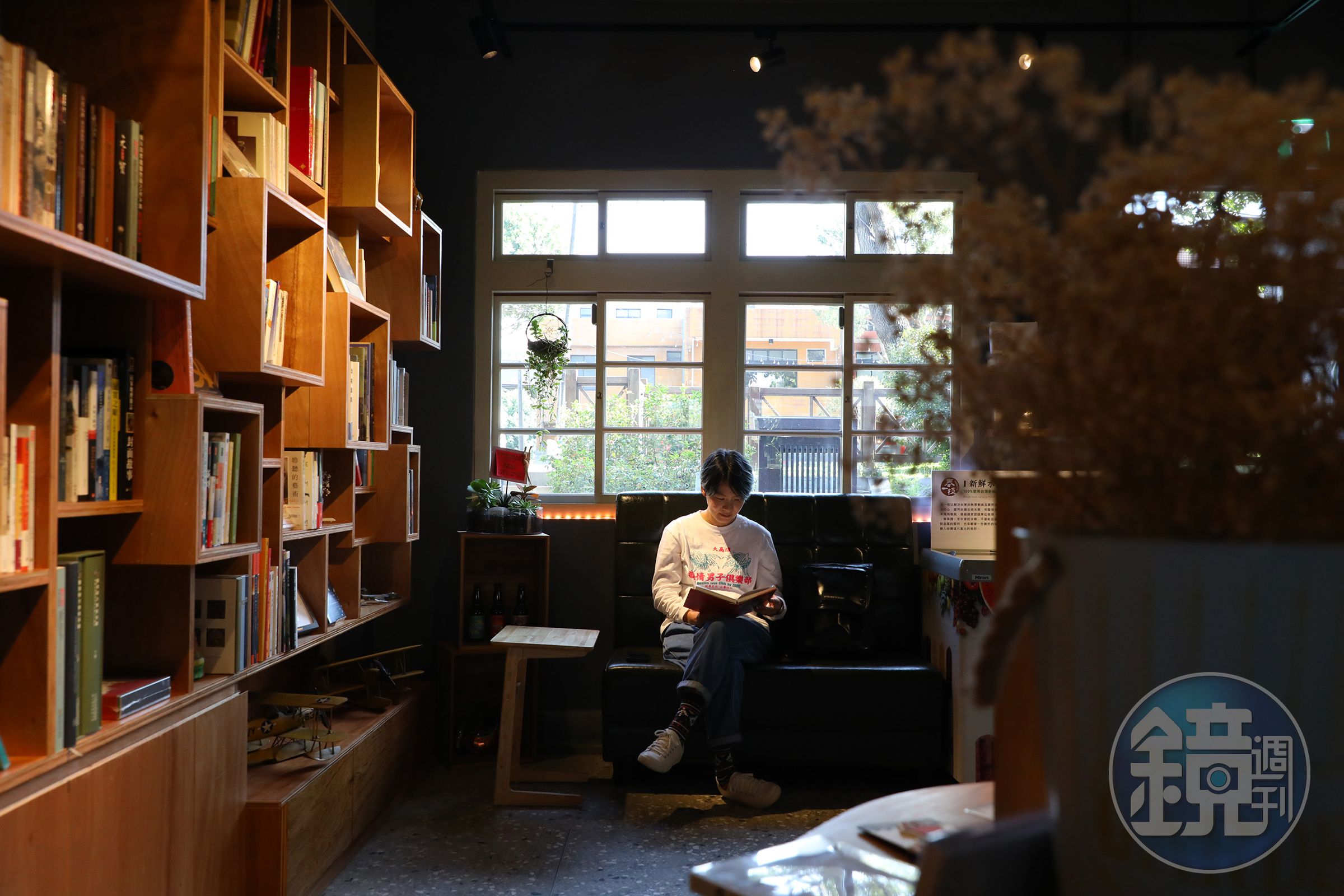 「歲月書屋」是間友善閱讀的書店,室內設有豐富的座位區。