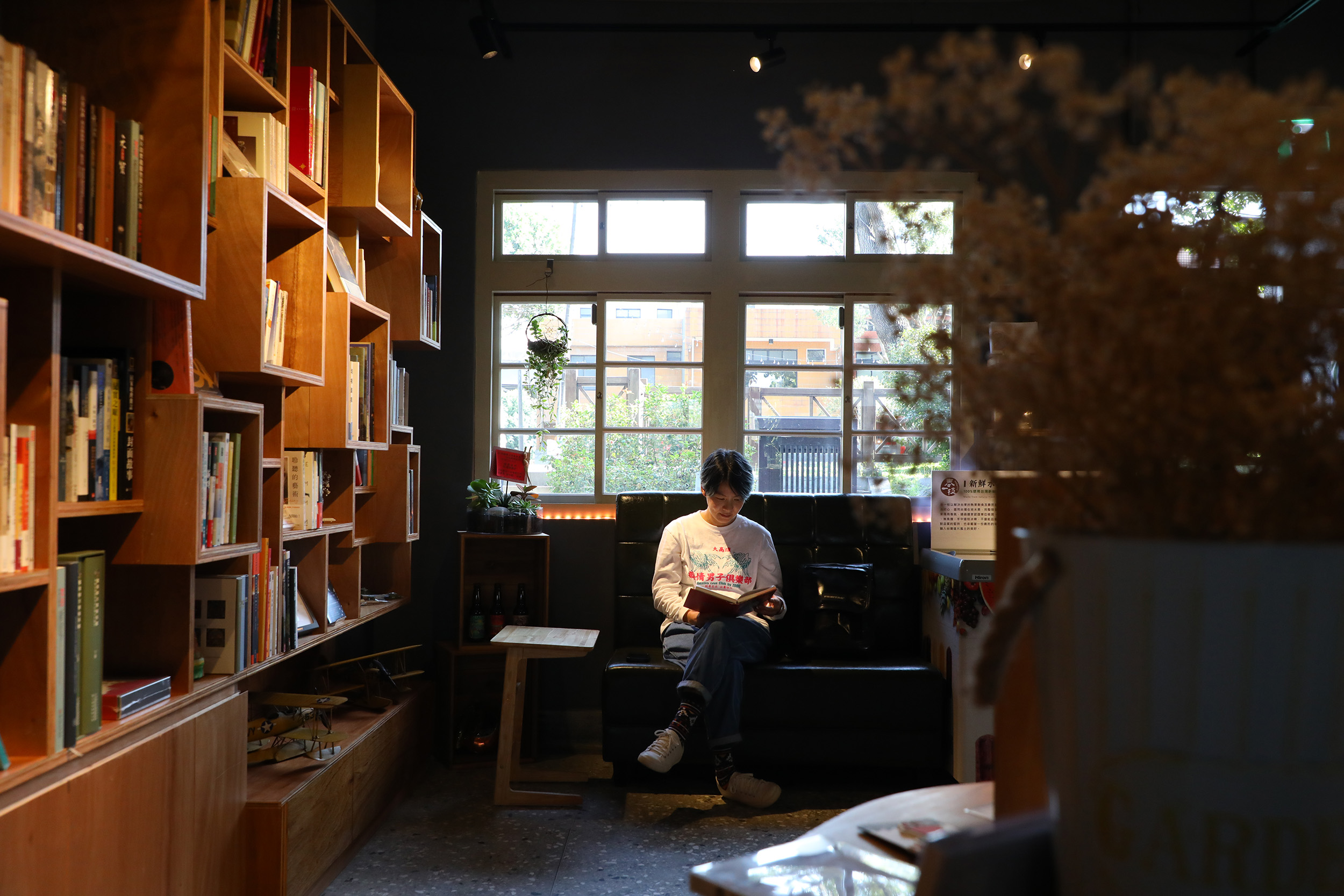 「歲月書屋」是間友善閱讀的書店，室內設有豐富的座位區。