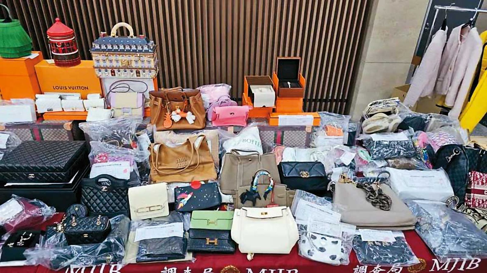 羅佩雯將詐騙所得拿來買高檔奢侈品，檢調扣押一堆名牌包與珠寶首飾。（調查局提供）