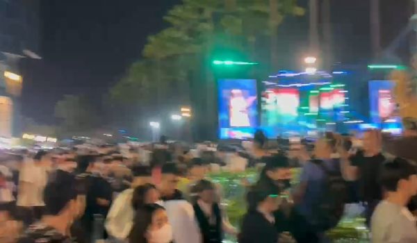 高雄跨年晚會發生驚魂，現場民眾疑似目睹有人攜帶小刀，驚慌推擠之下造成多人受傷。（翻攝照片）