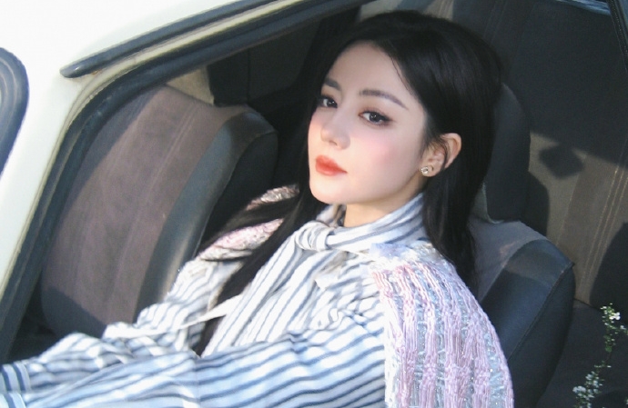 中國女星迪麗熱巴因轉機杜拜遇中東局勢影響時裝周行程，昨（4日）晚在微博報平安。（翻攝迪麗熱巴工作室微博）