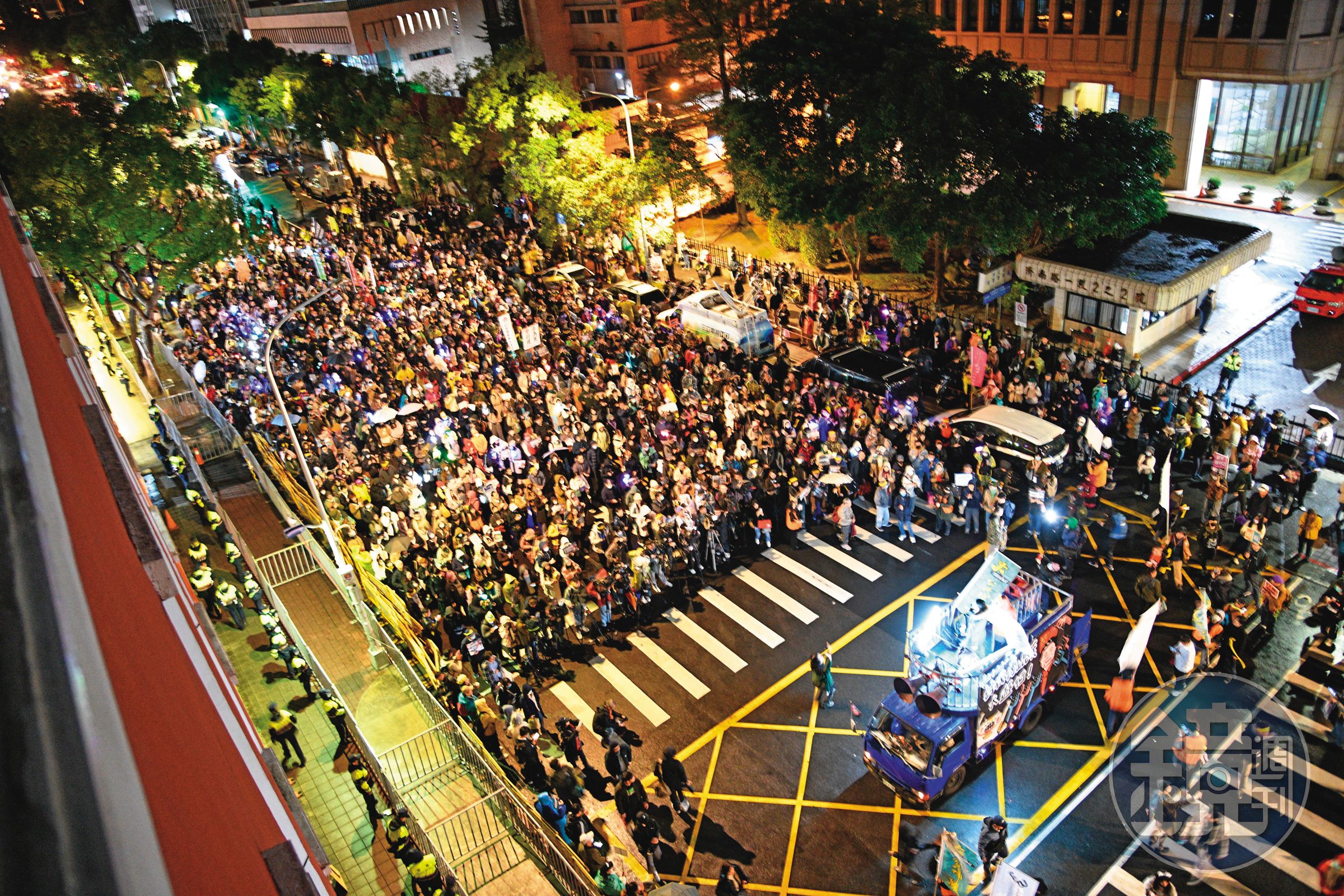 藍白強推3法修正,不滿群眾在法案3讀前夜聚集在立院外抗議。