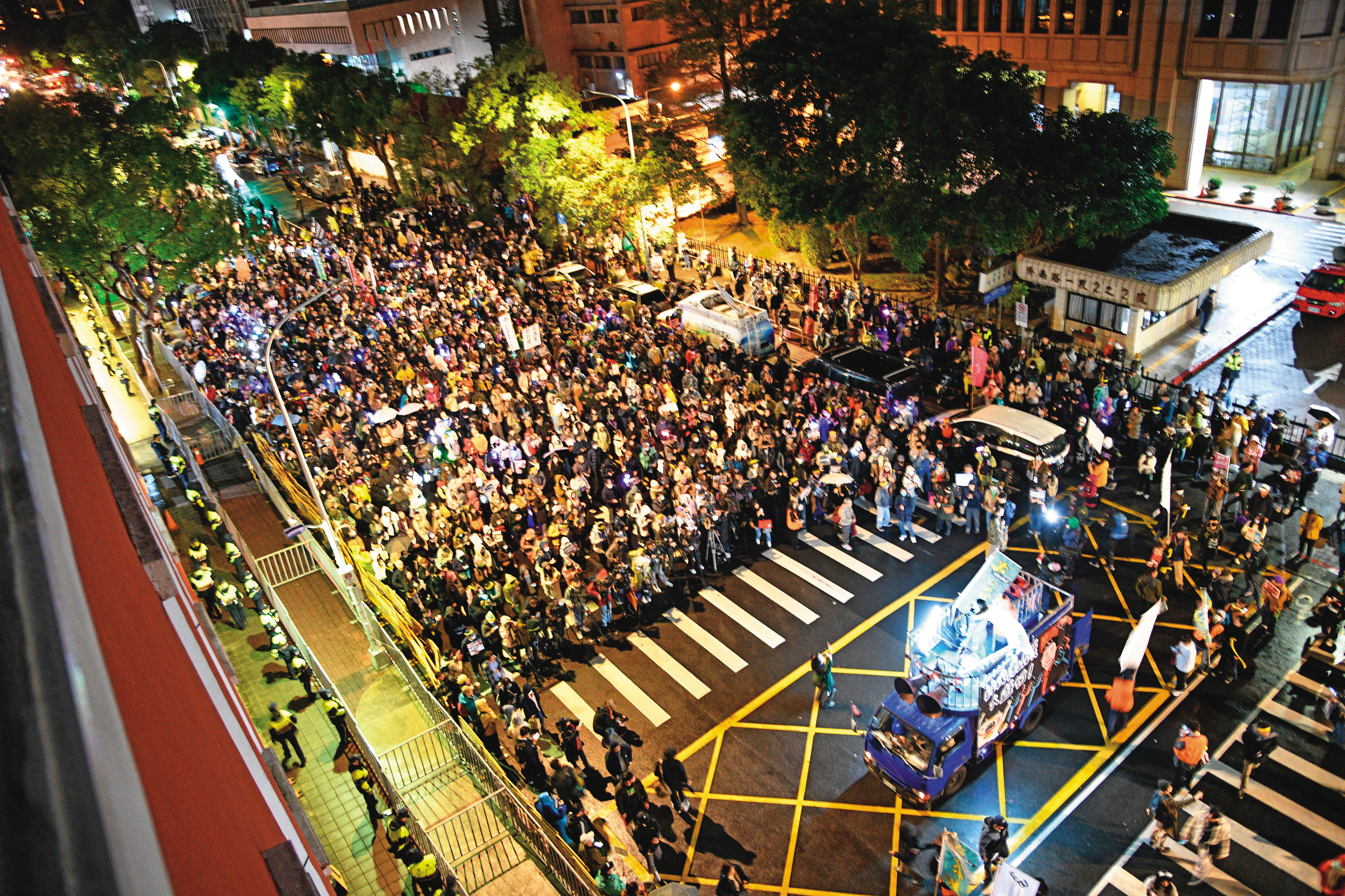 藍白強推3法修正，不滿群眾在法案3讀前夜聚集在立院外抗議。